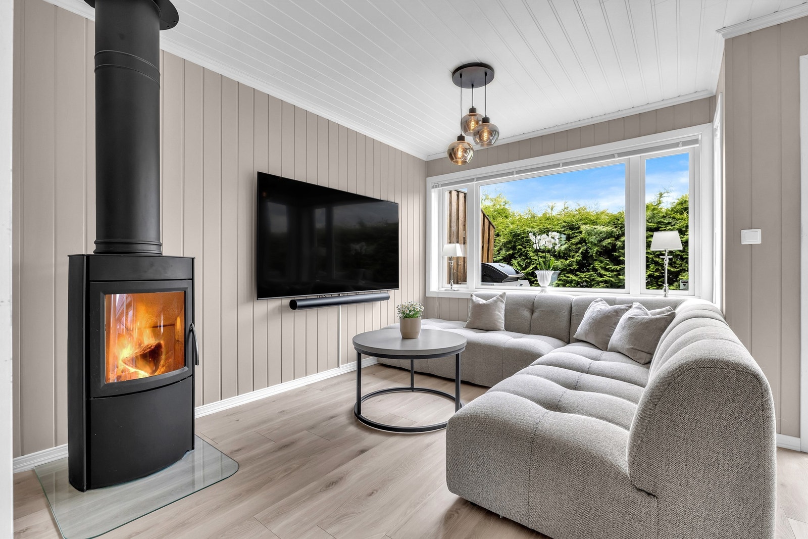 Her er det god plass til både sofagruppe og spisebord. Galleribilde