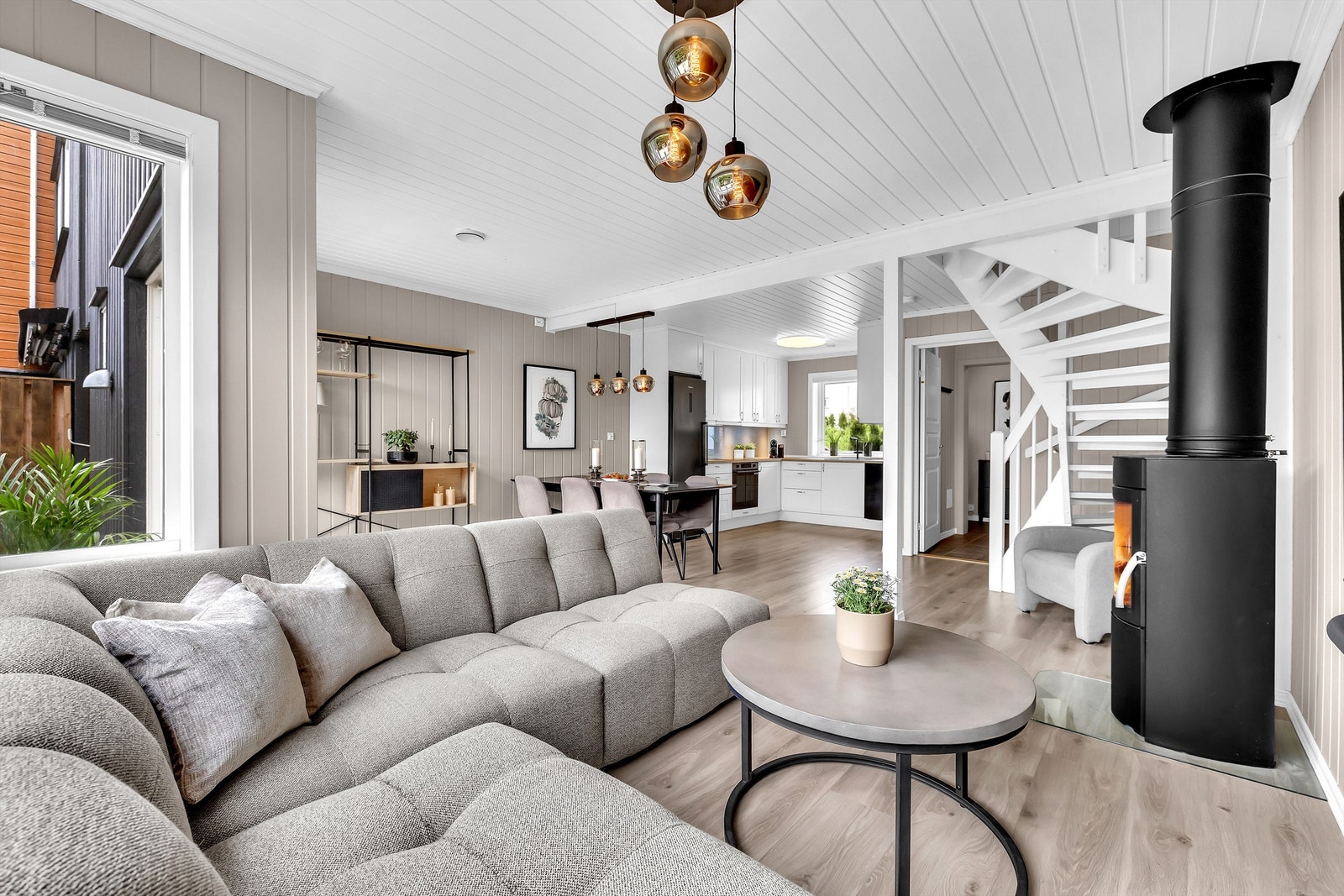 Boligen har en gjennomtenkt og praktisk planløsning, med lyse og innbydende oppholdsrom. Galleribilde