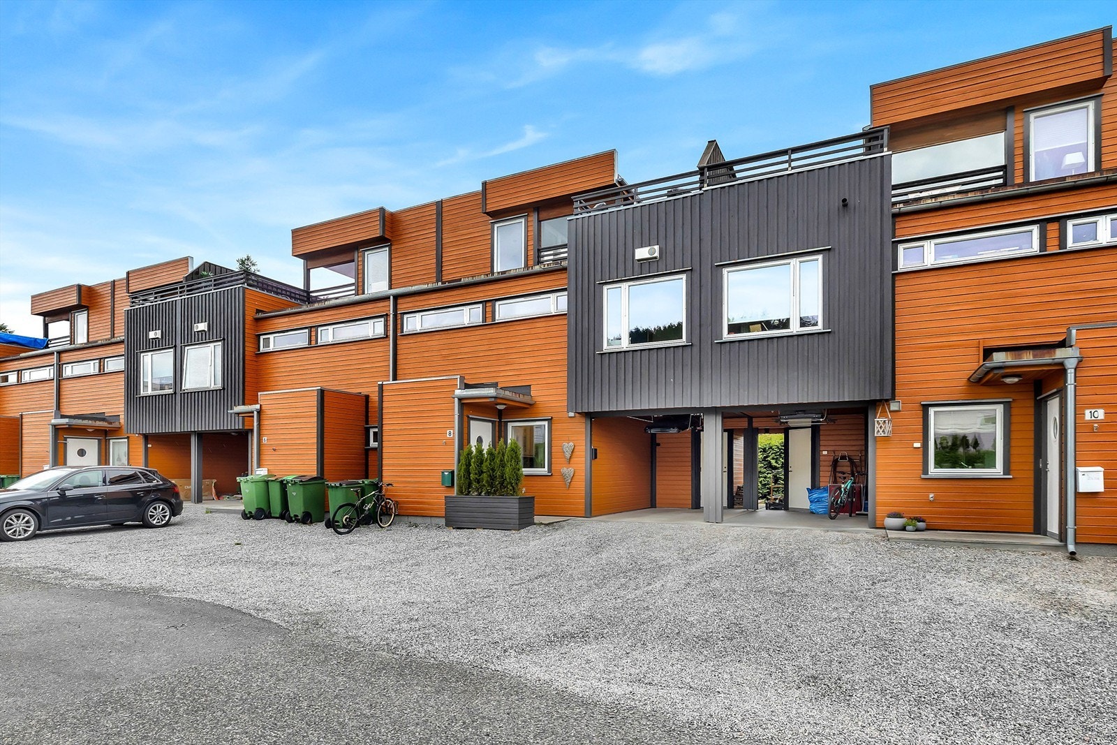 Boligen ligger i et nyere og barnevennlig boligområde med nærhet til både skole, barnehage og butikker. Galleribilde