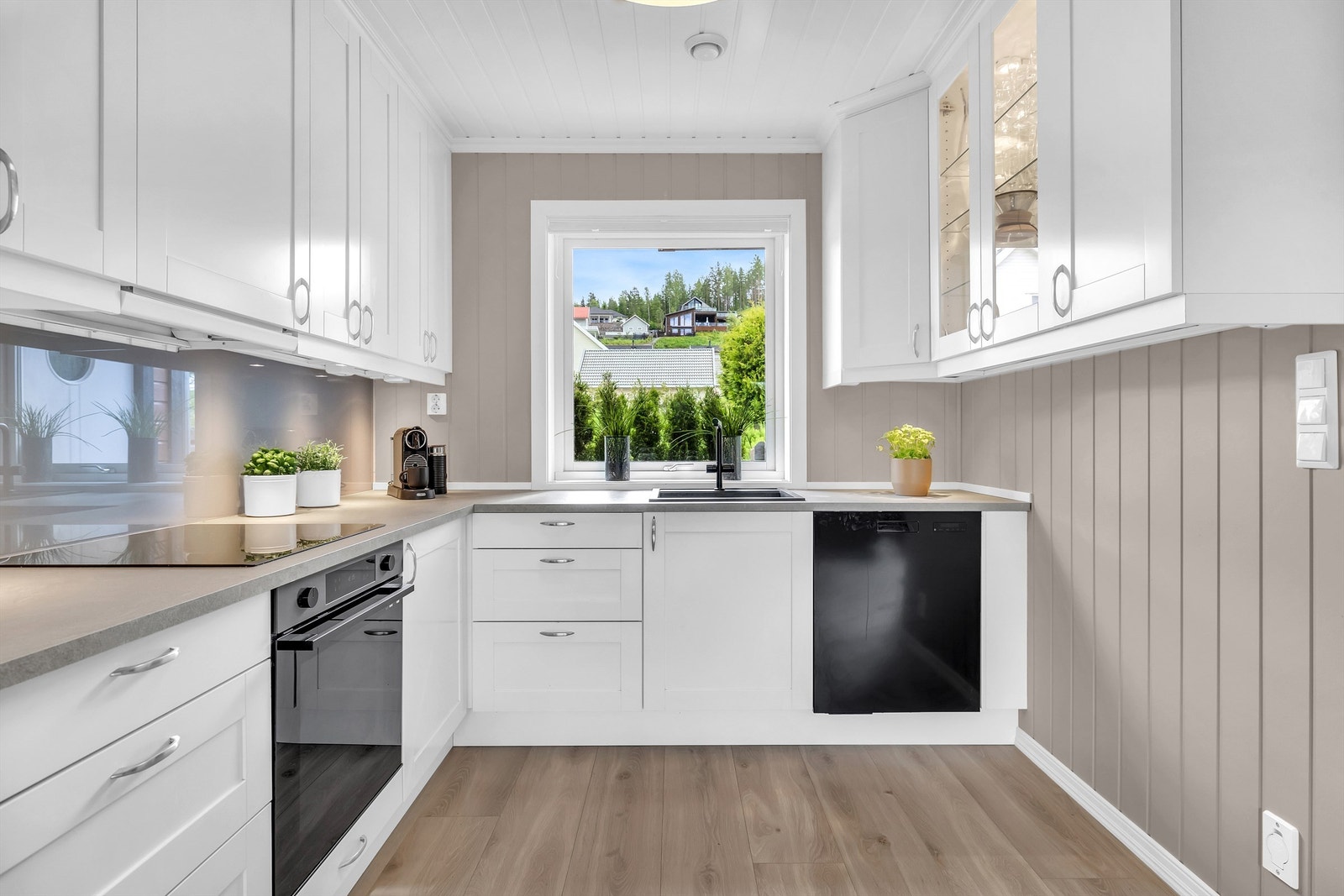 Boligen har et innbydende kjøkken som ble oppgradert i 2023 med ny benkeplate, oppvaskkum og armatur. Galleribilde