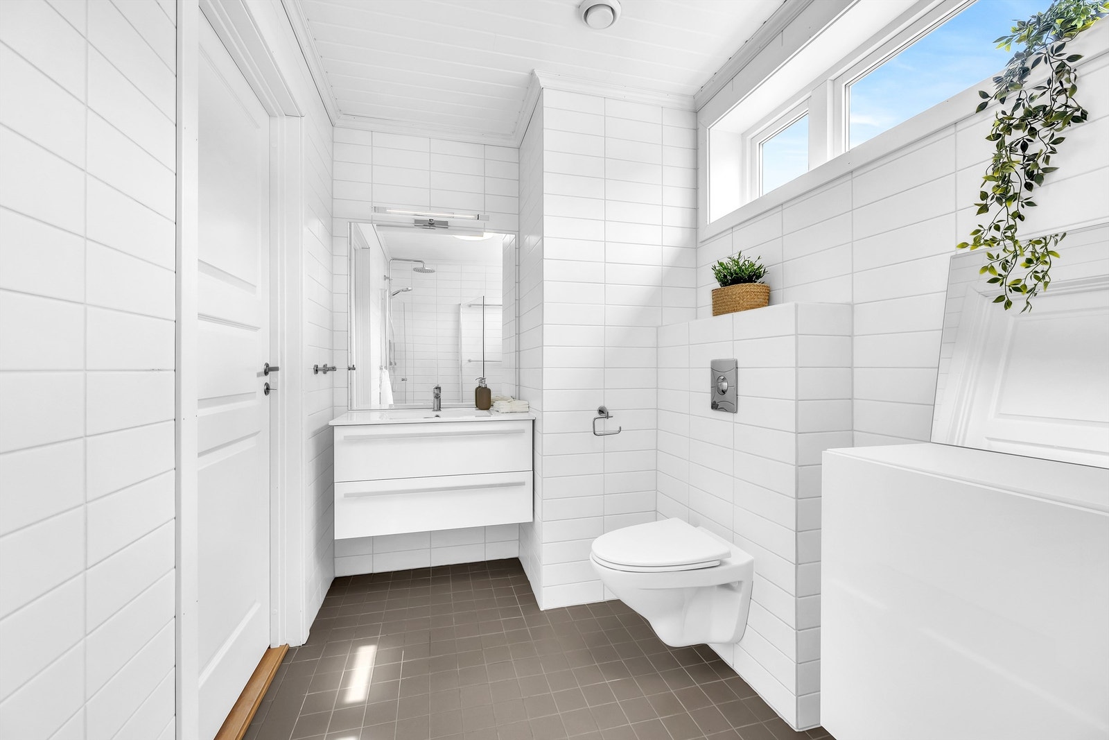 Moderne og praktisk baderom med fliser på gulv og vegger, samt behagelig gulvvarme. Galleribilde