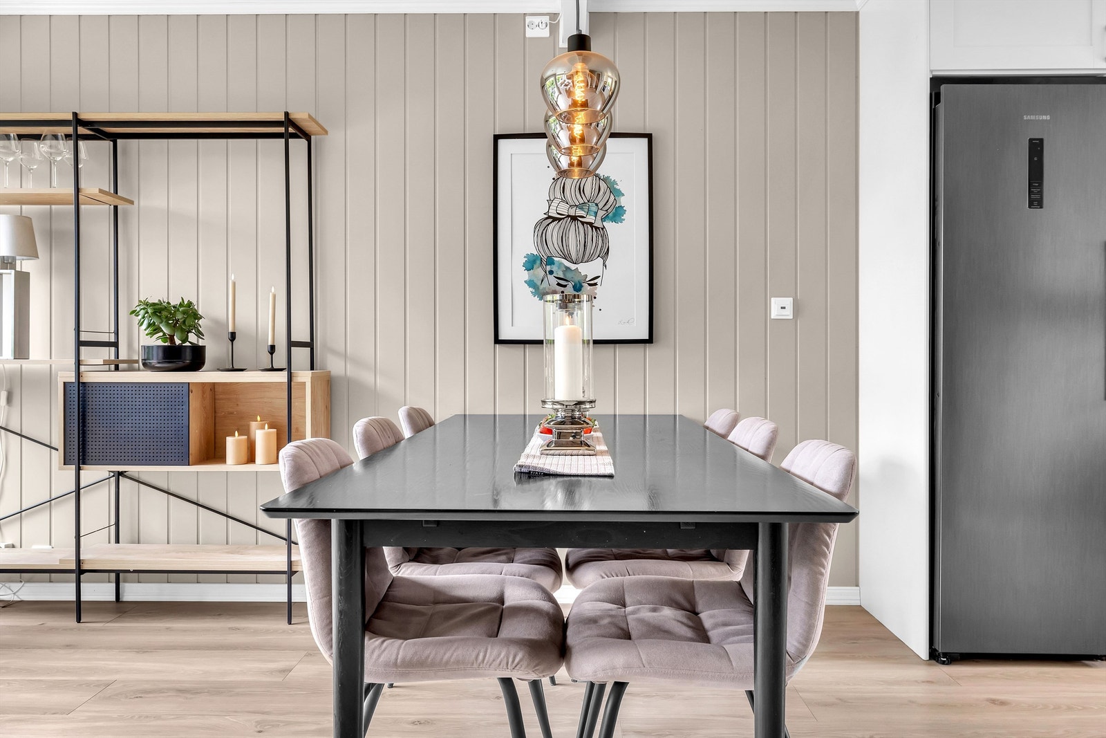 God plass til spisebord nær kjøkkenet. Galleribilde