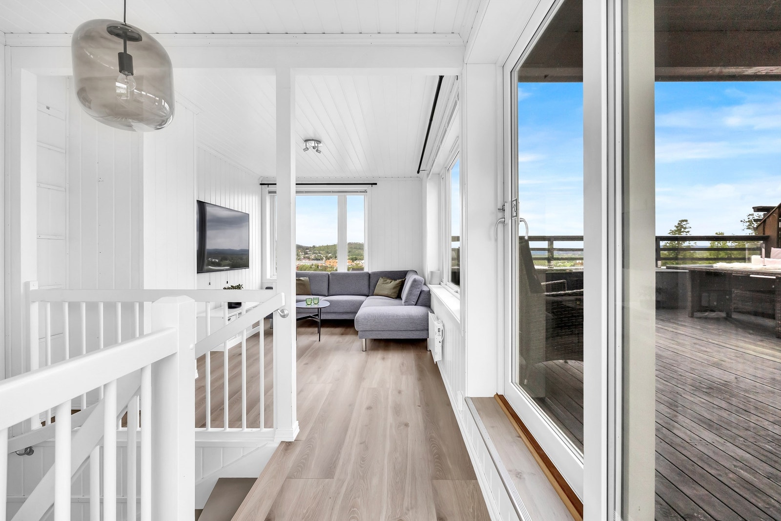 I loftsetasjen har du en praktisk loftstue med plass til sofa og tv-møblement. Galleribilde