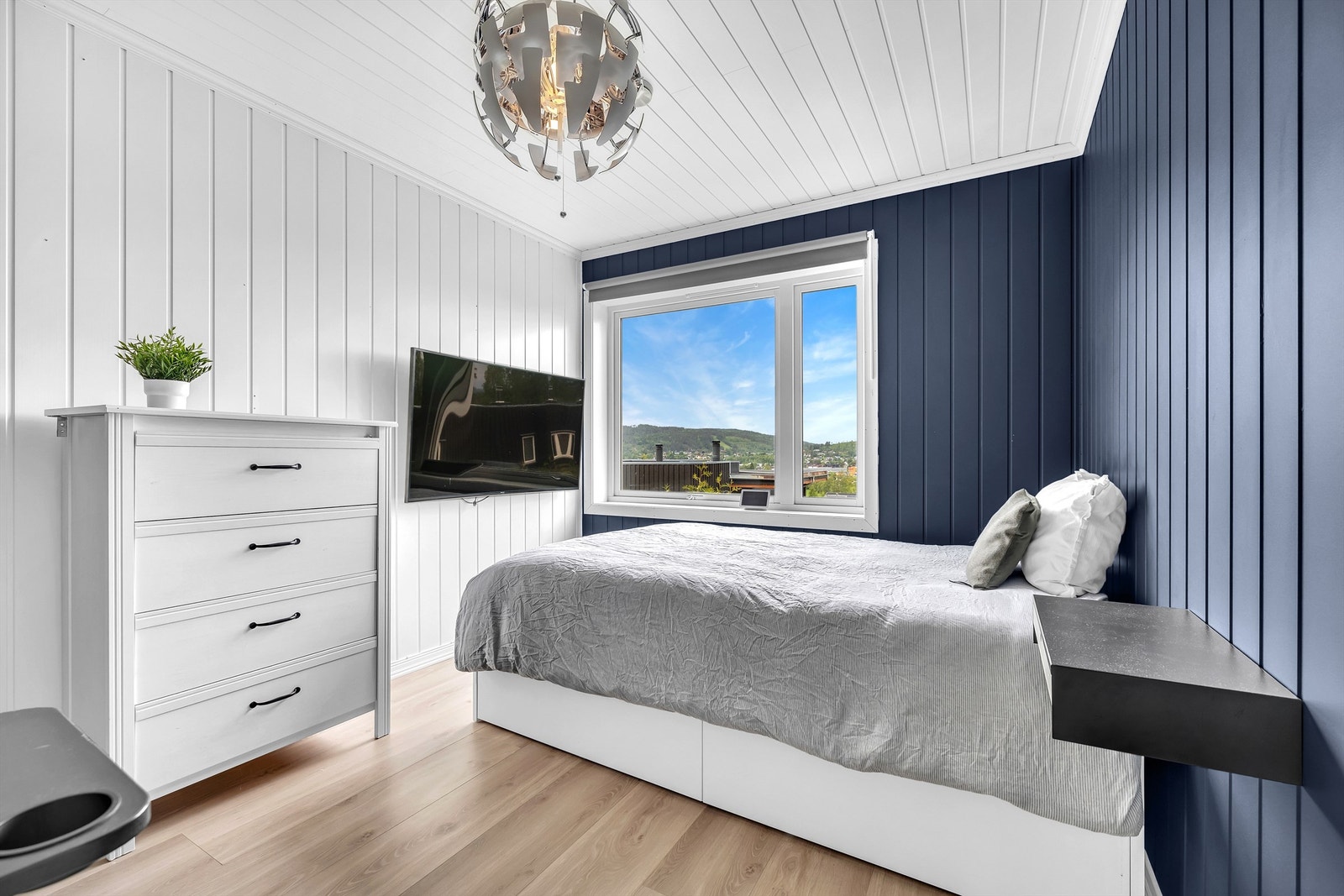 Rommene varierer noe i størrelse, men har plass til både seng og garderobeløsning. Galleribilde