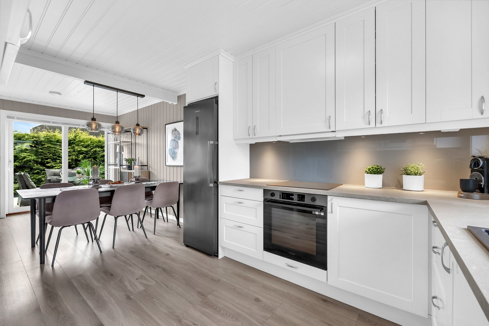 Det er også plass til frittstående kjøleskap med frysedel. Kun de integrerte hvitevarene følger med. Galleribilde