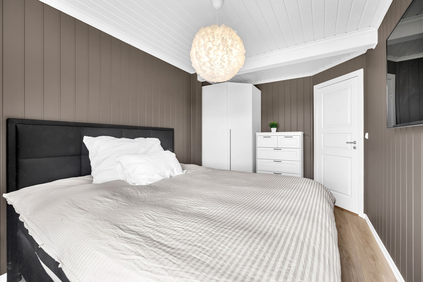 Hovedsoverommet byr på ekstra god plass og har et romslig garderobeskap som medfølger. Galleribilde