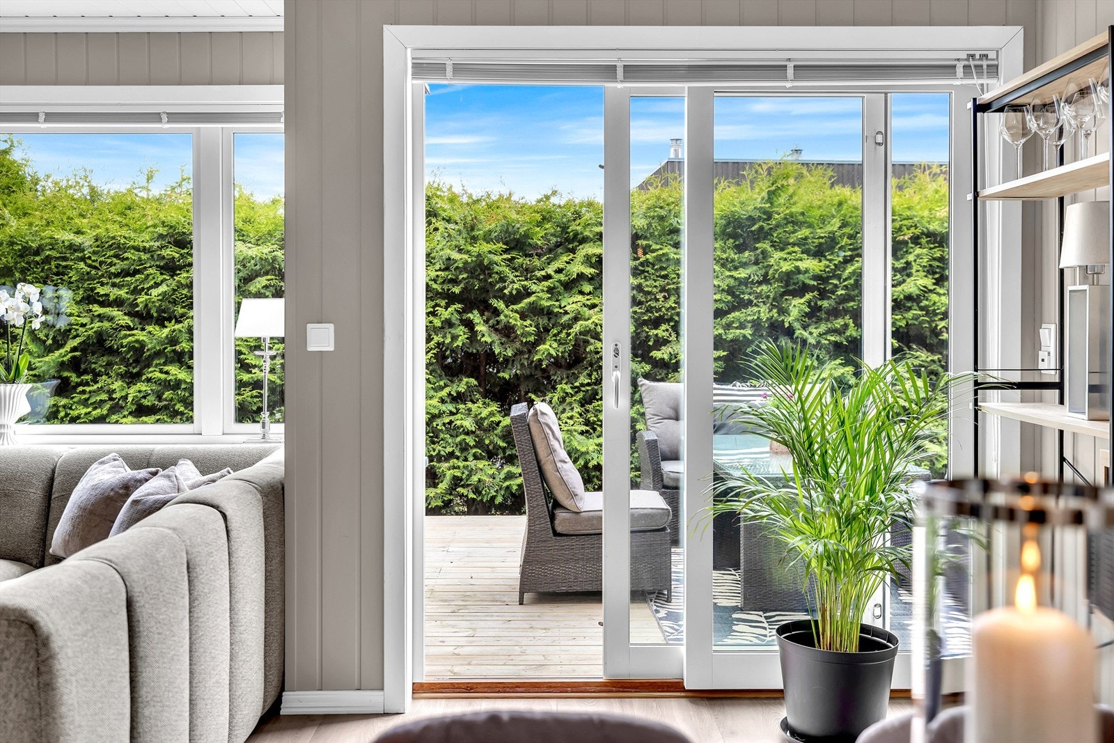 Fra stuen kommer du rett ut til en romslig markterrasse på 24 kvm. Galleribilde