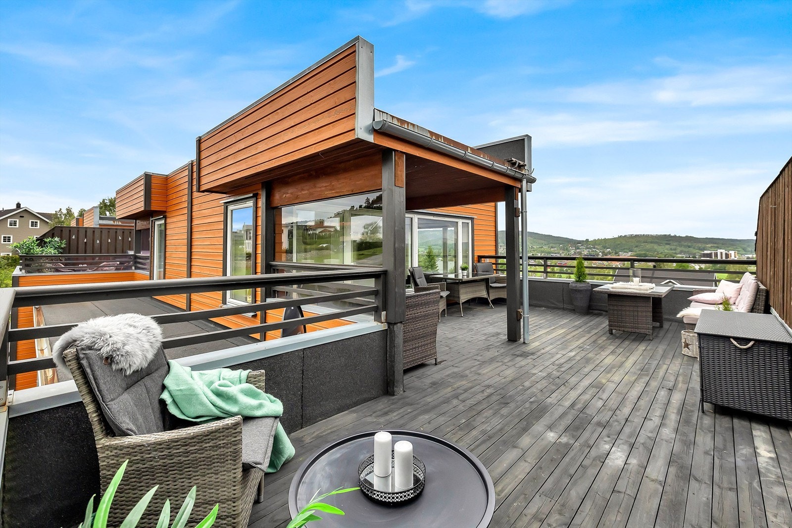 Her har du god plass til både spisegruppe, loungemøbler og grill. Galleribilde