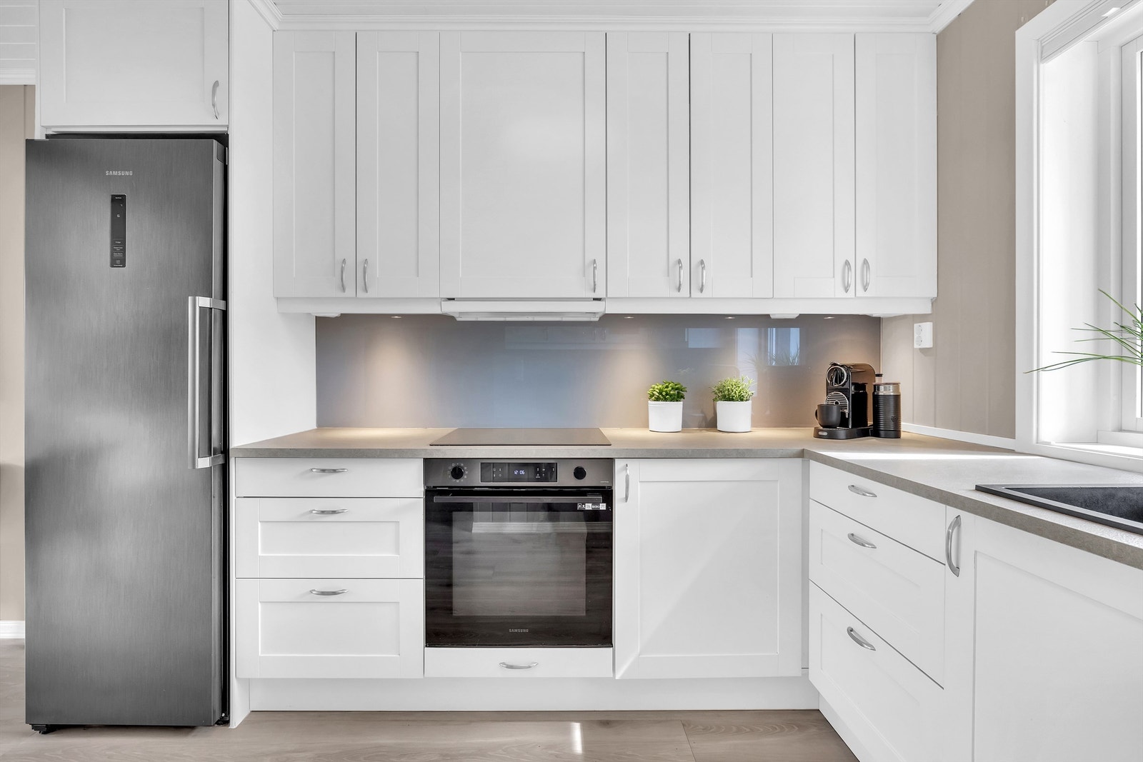 Over platetoppen er det en praktisk glassplate som beskytter veggen og gjør rengjøringen enkel. Galleribilde