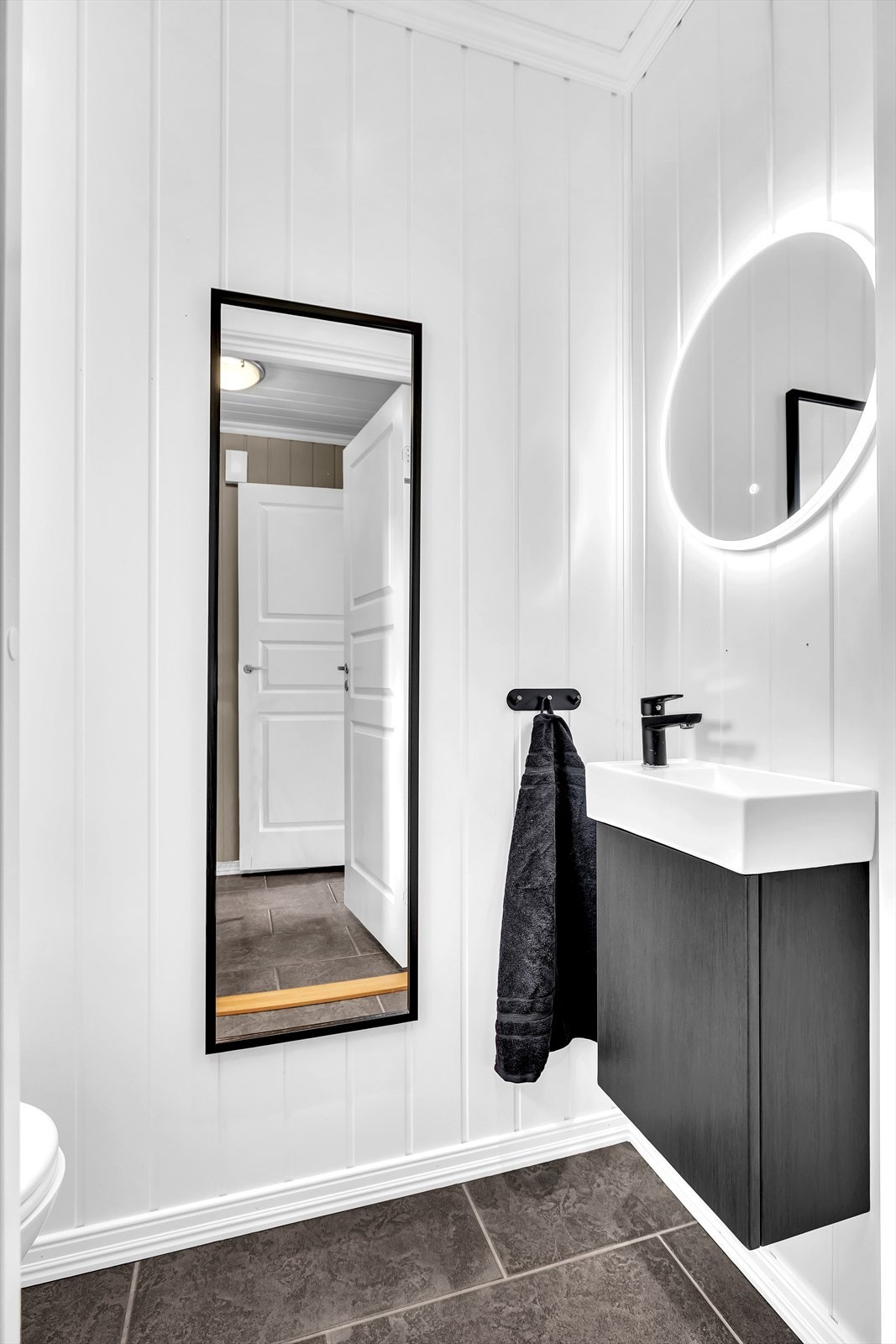 I 1. etasje er det et praktisk toalettrom i tilknytning til entréen. Galleribilde