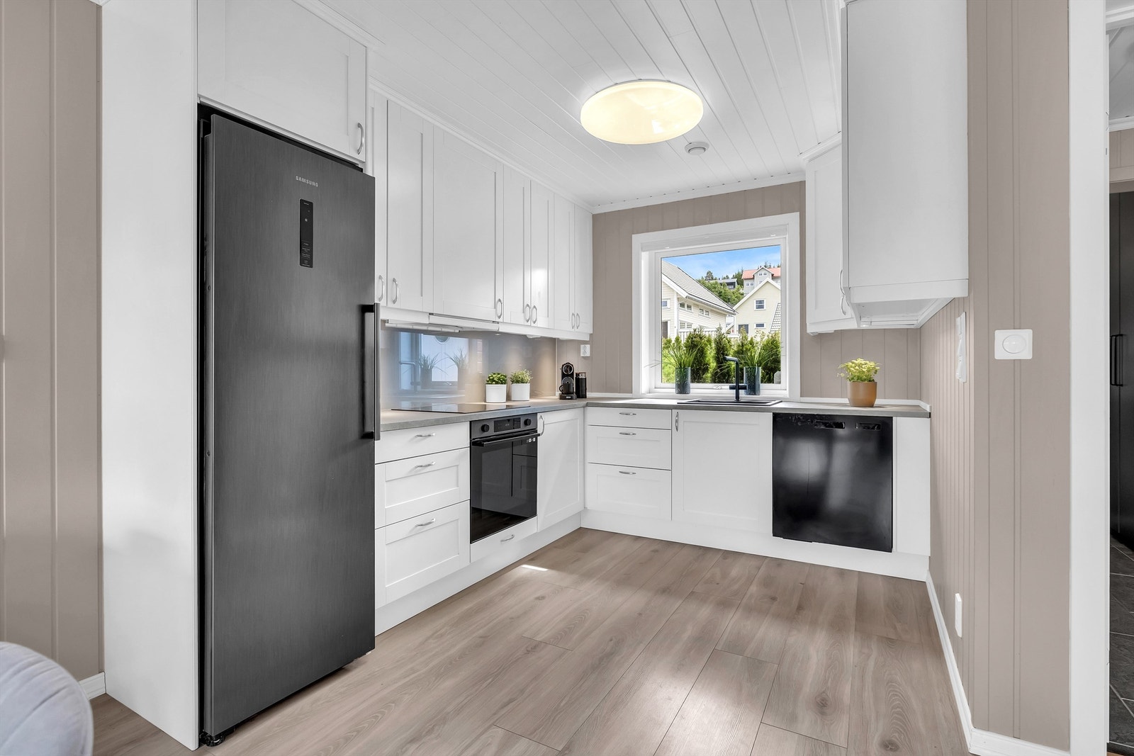 Et innbydende rekkehus fra 2010 med fire soverom, to stuer, carport og takterrasse. Galleribilde