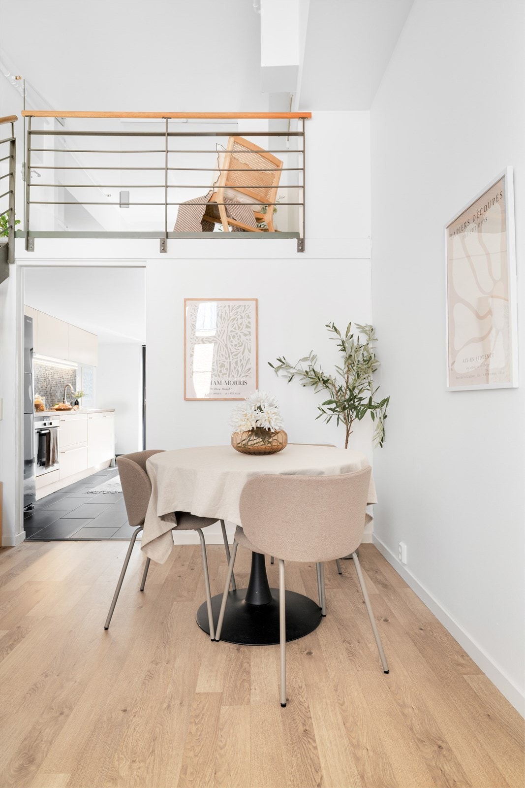 Plass til hyggelig spisebord. Her kan du fin forlenge bordet og invitere til store festligheter. Galleribilde