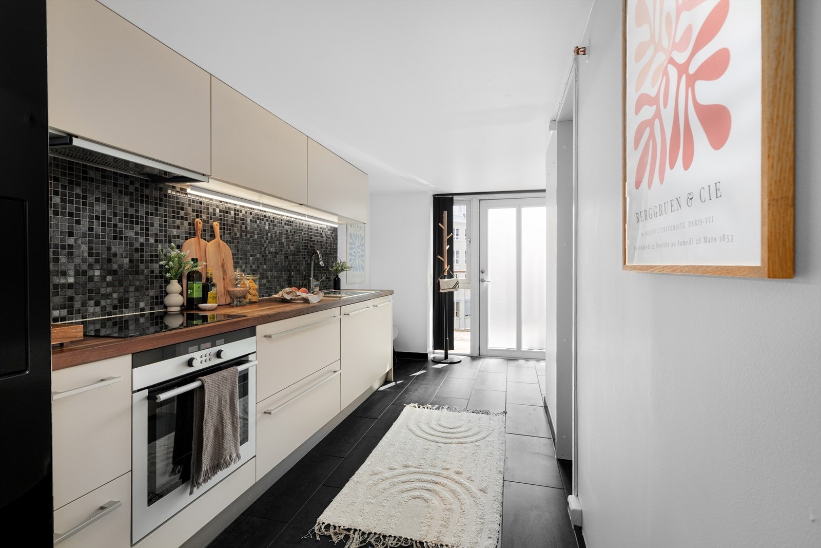 Boligen har også et praktisk kjøkken med god utforming. Galleribilde