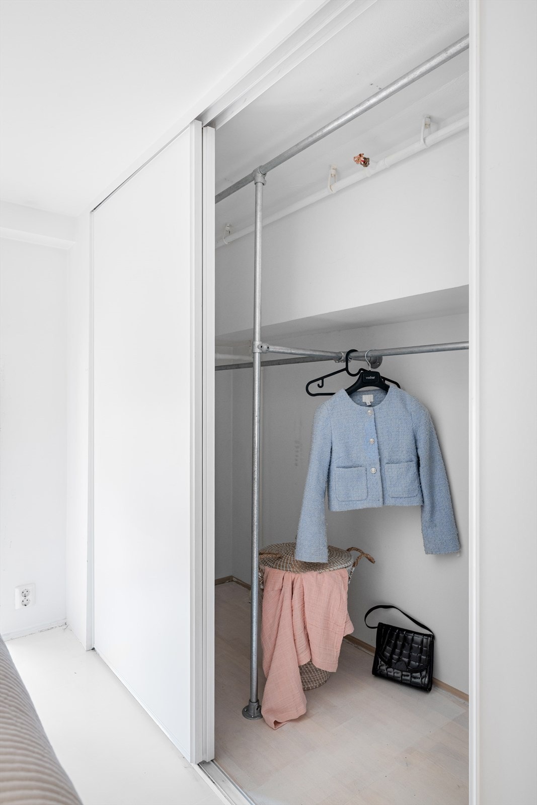 Det er rikelig med plass til å henge fra seg diverse klær. Galleribilde