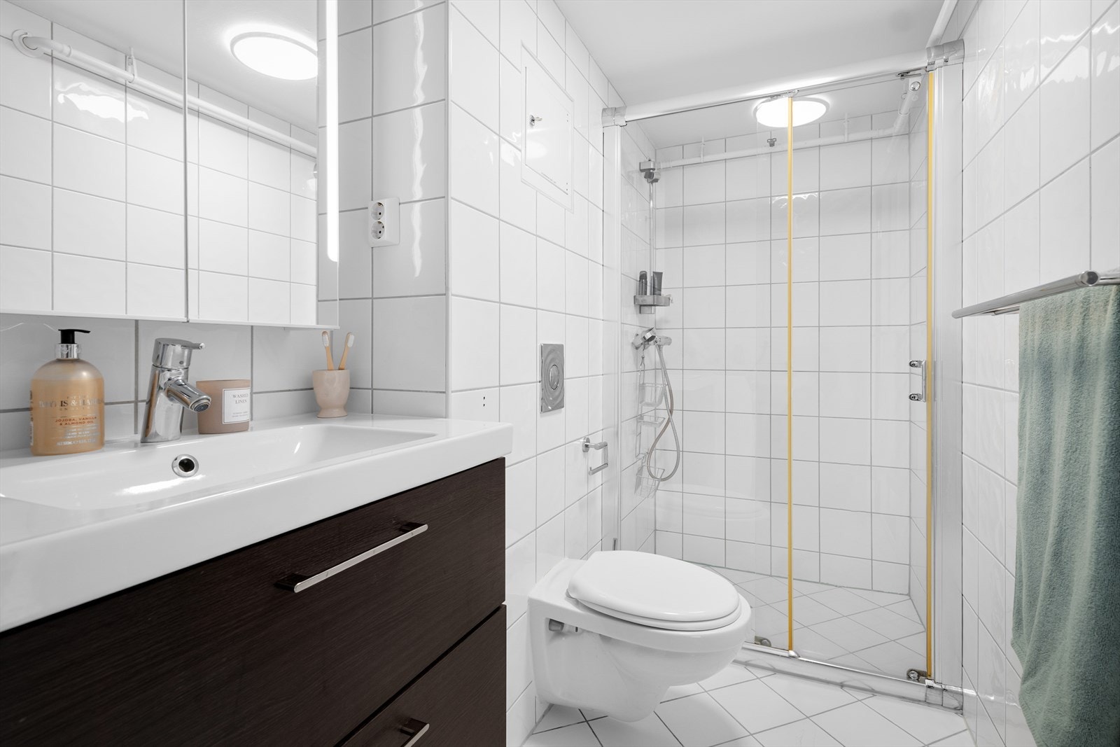 Pent fliselagt baderom med god plass. Galleribilde