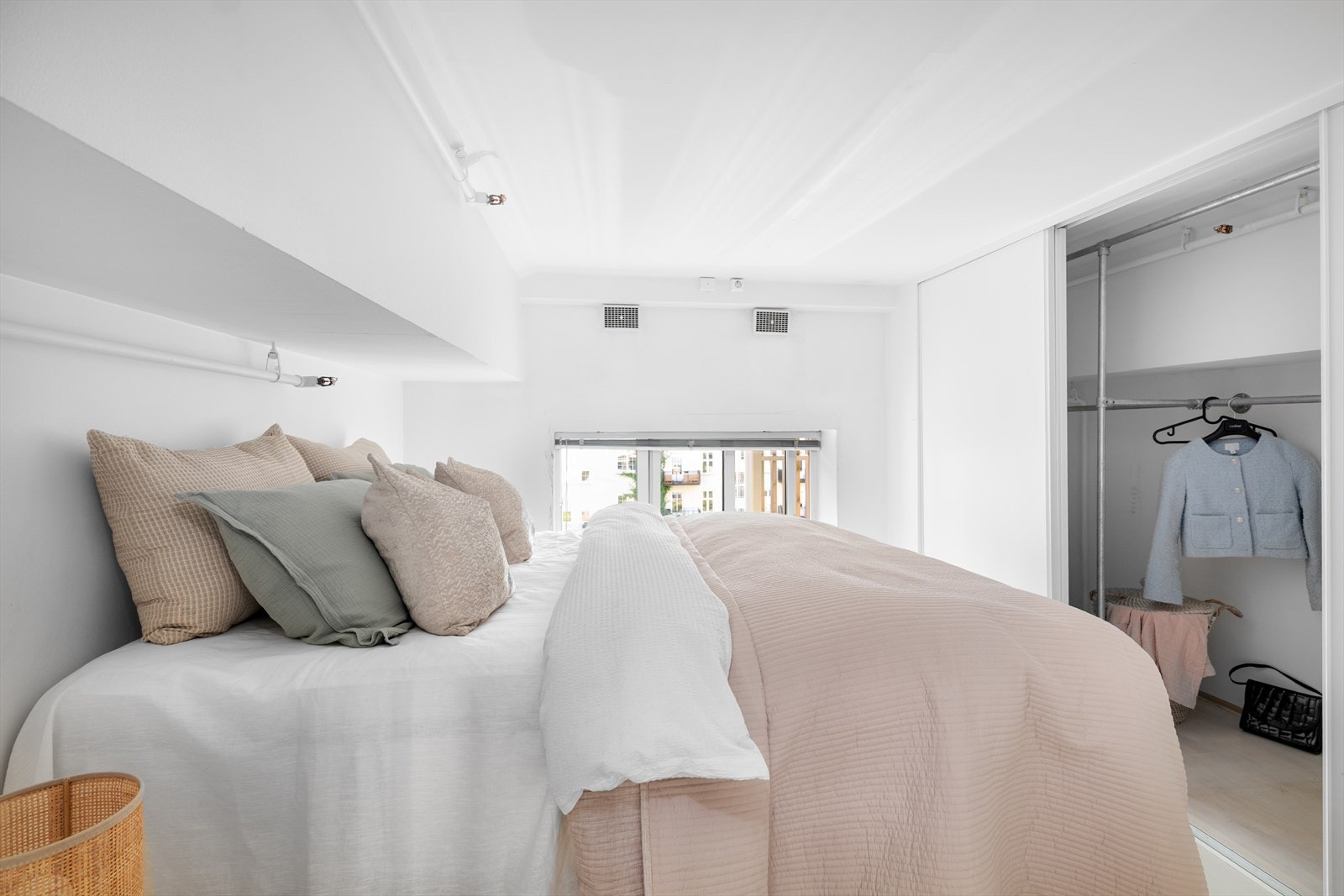 Det er også stor skyvedørs garderobe på soverommet. Galleribilde