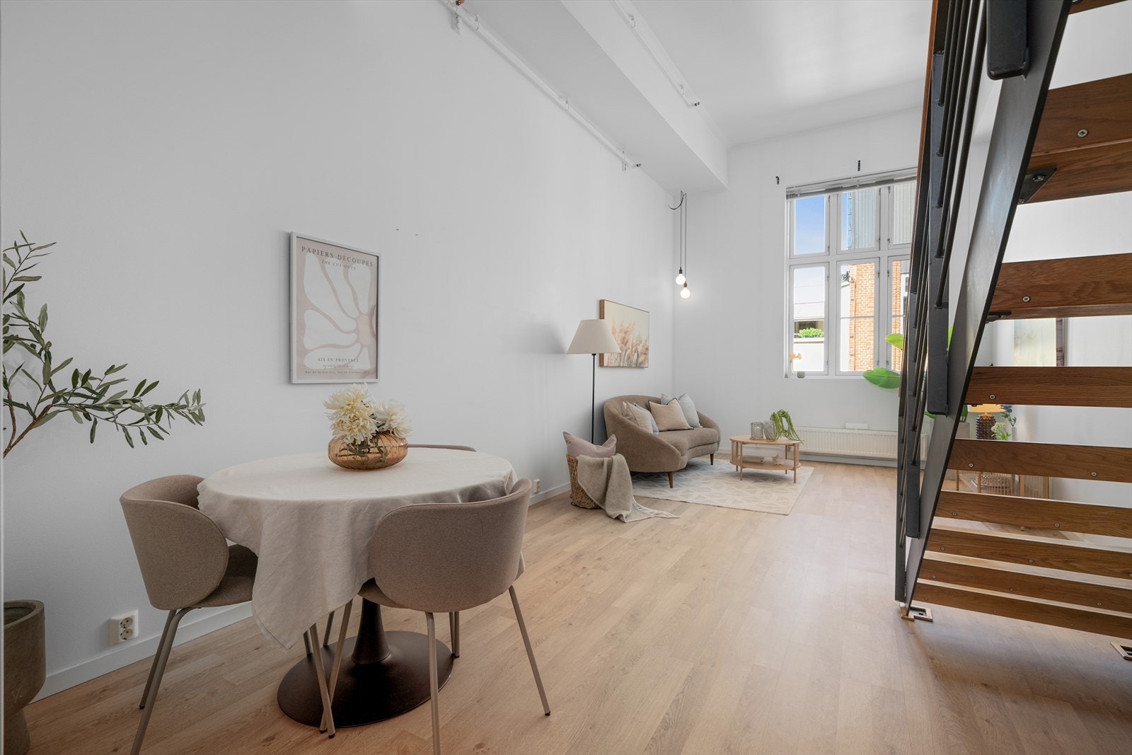 Stuen er svært romslig takket være den gode planløsningen. Galleribilde