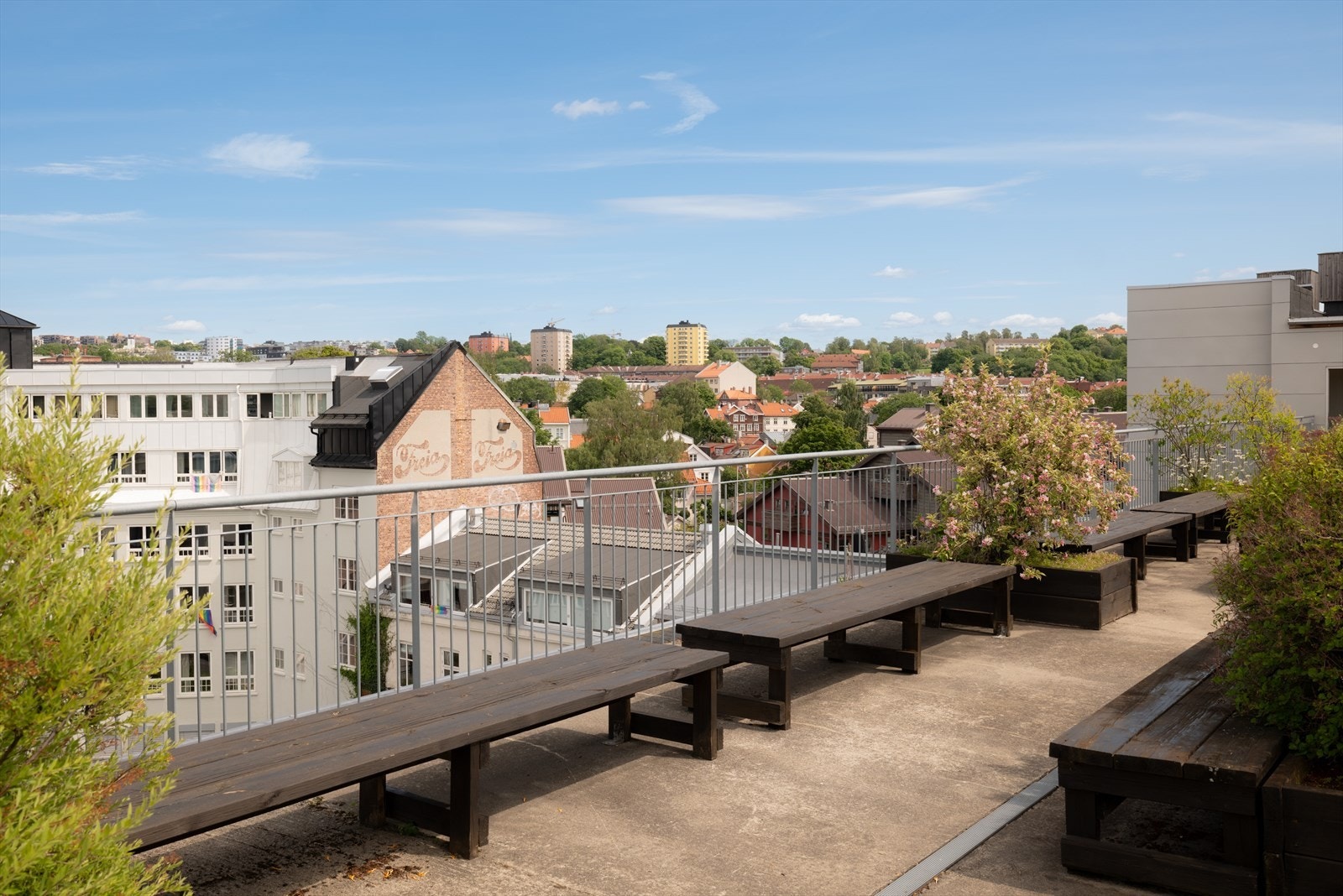 Det er flere sittegrupper på takterrassen. Galleribilde