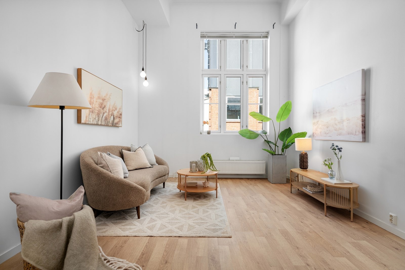 Det er rikelig med plass til sofa og tilhørende møblement. Galleribilde