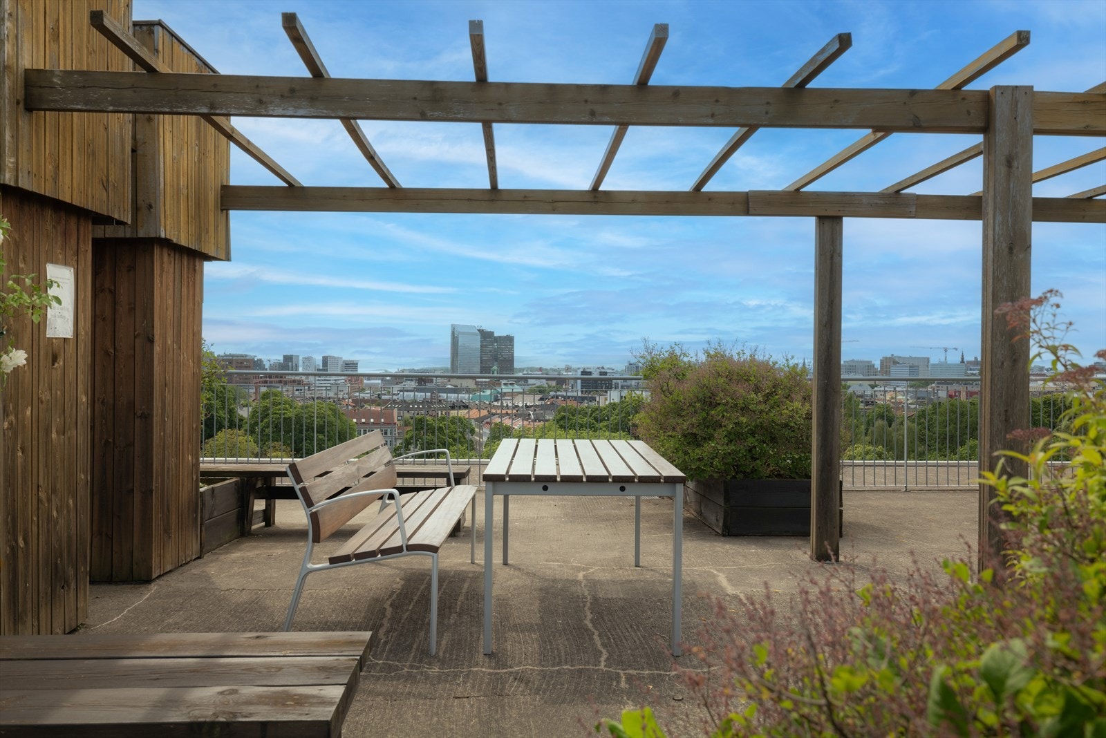 Nydelig takterrasse med 360 graders utsikt og flotte solforhold. Galleribilde