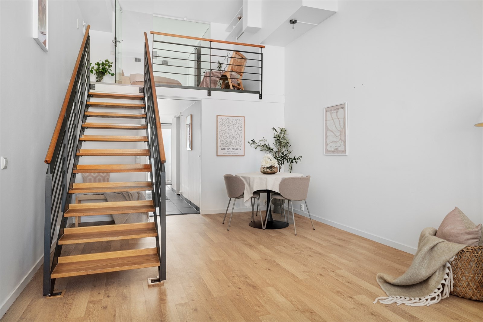 Stilige trapp tar deg opp til mezzaninen. Galleribilde