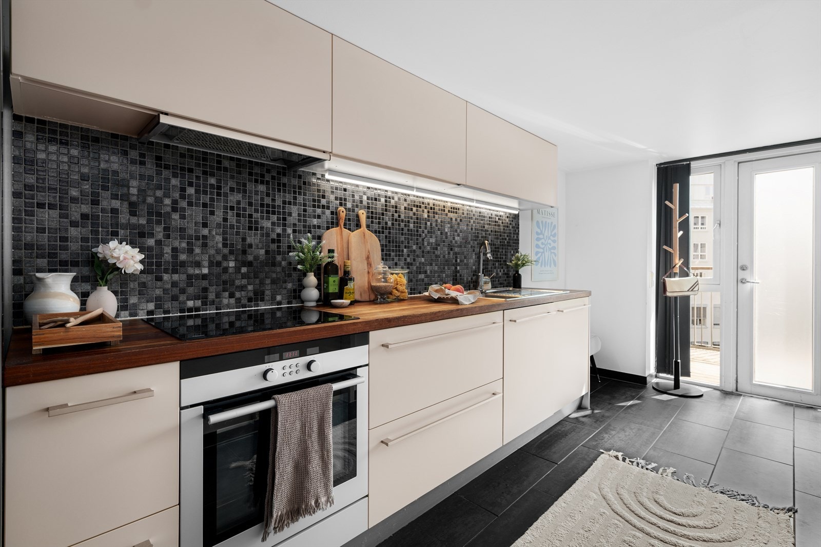 Kjøkkenet har godt med lagringsplass takket være gode overskap og underskap. Galleribilde