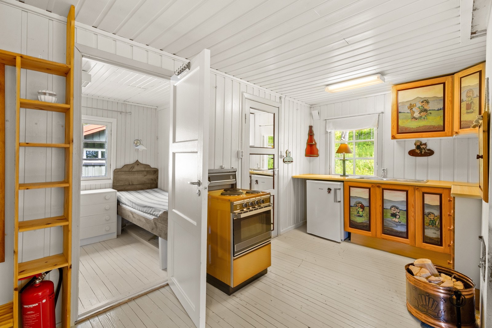 Laminat benkeplate, rustfritt benkebeslag, utslagsvask og oppvaskkum. Galleribilde