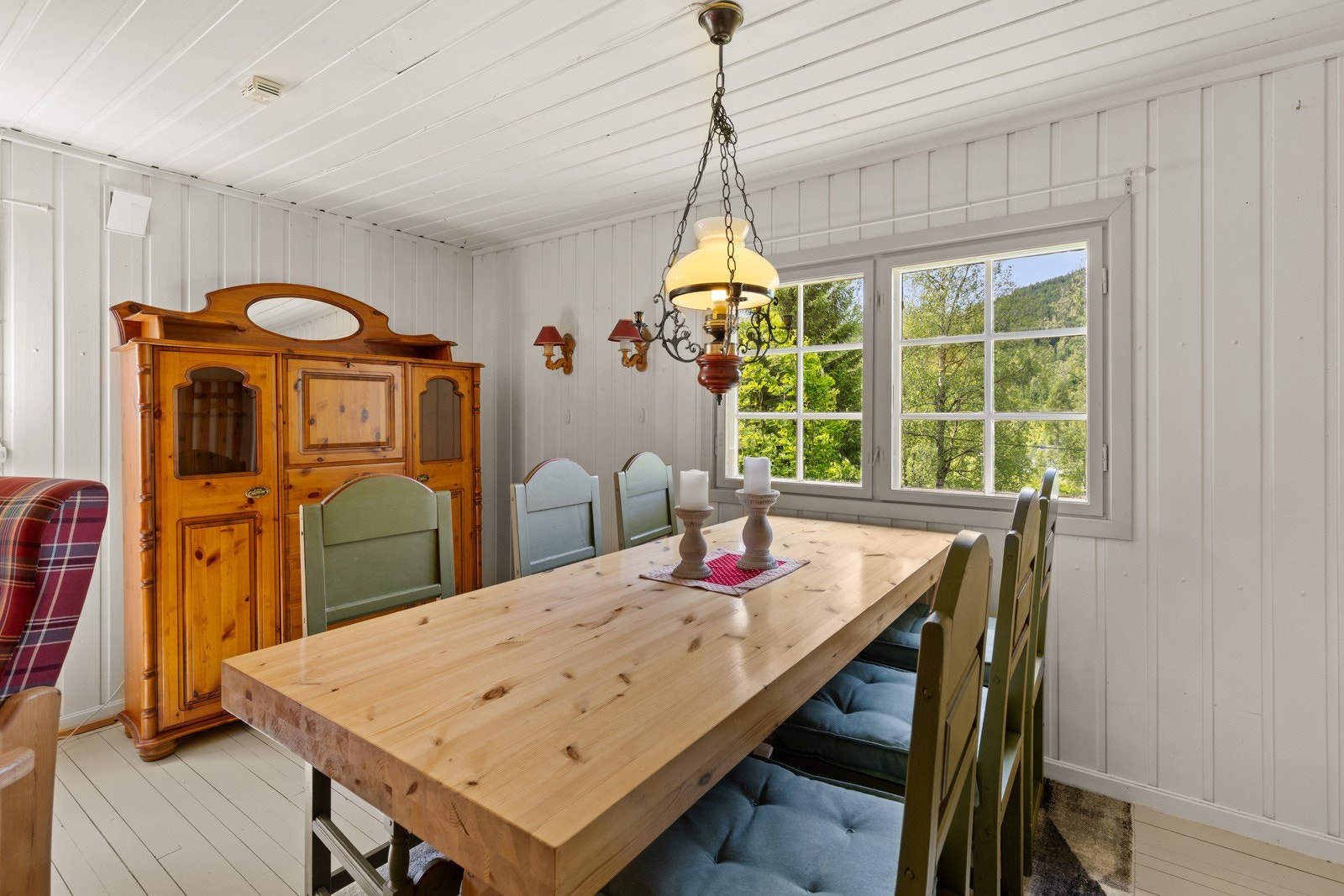 God plass til spisestue med tilhørende møblement. Galleribilde