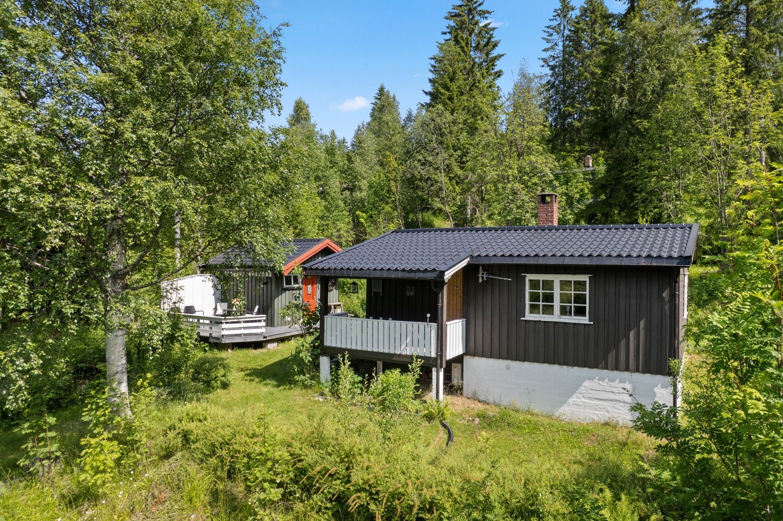 Eiendommen består av en fritidsbolig og et uthus Galleribilde