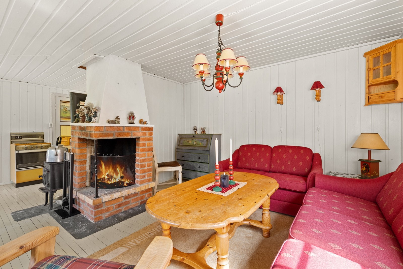 Vedovn, åpen peis og luft-til-luft varmepumpe gir en jevn og god varme. Galleribilde