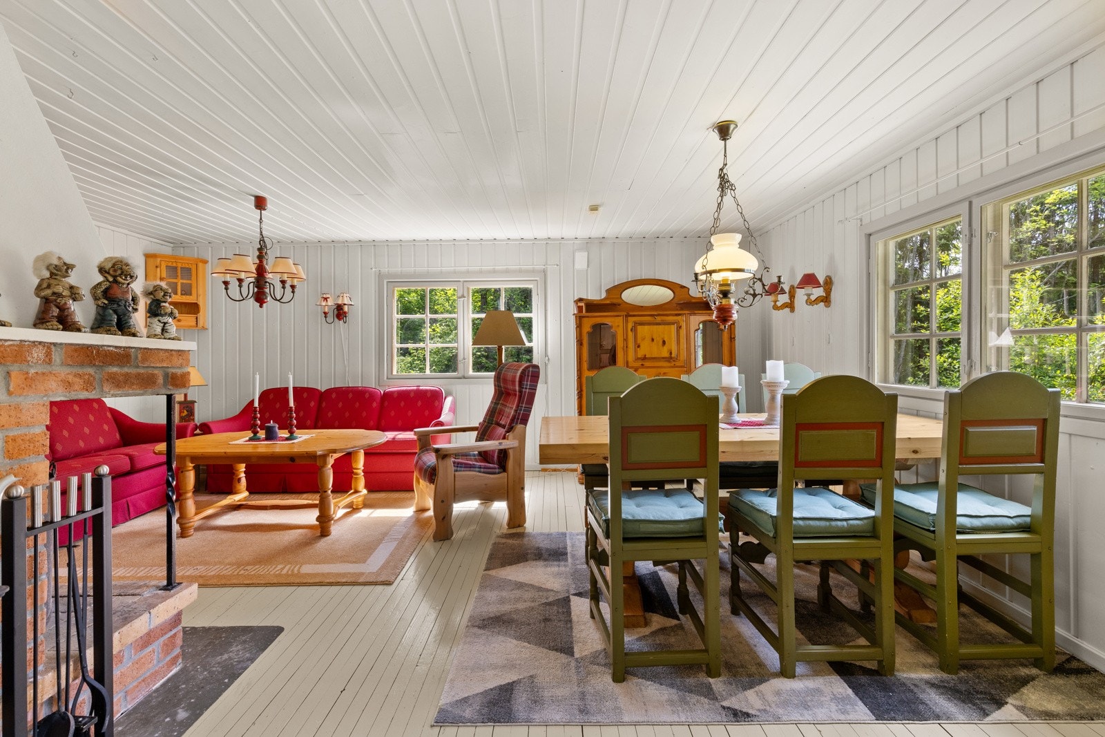 Store vindusflater i flere retninger gir flott lysinnslipp. Galleribilde