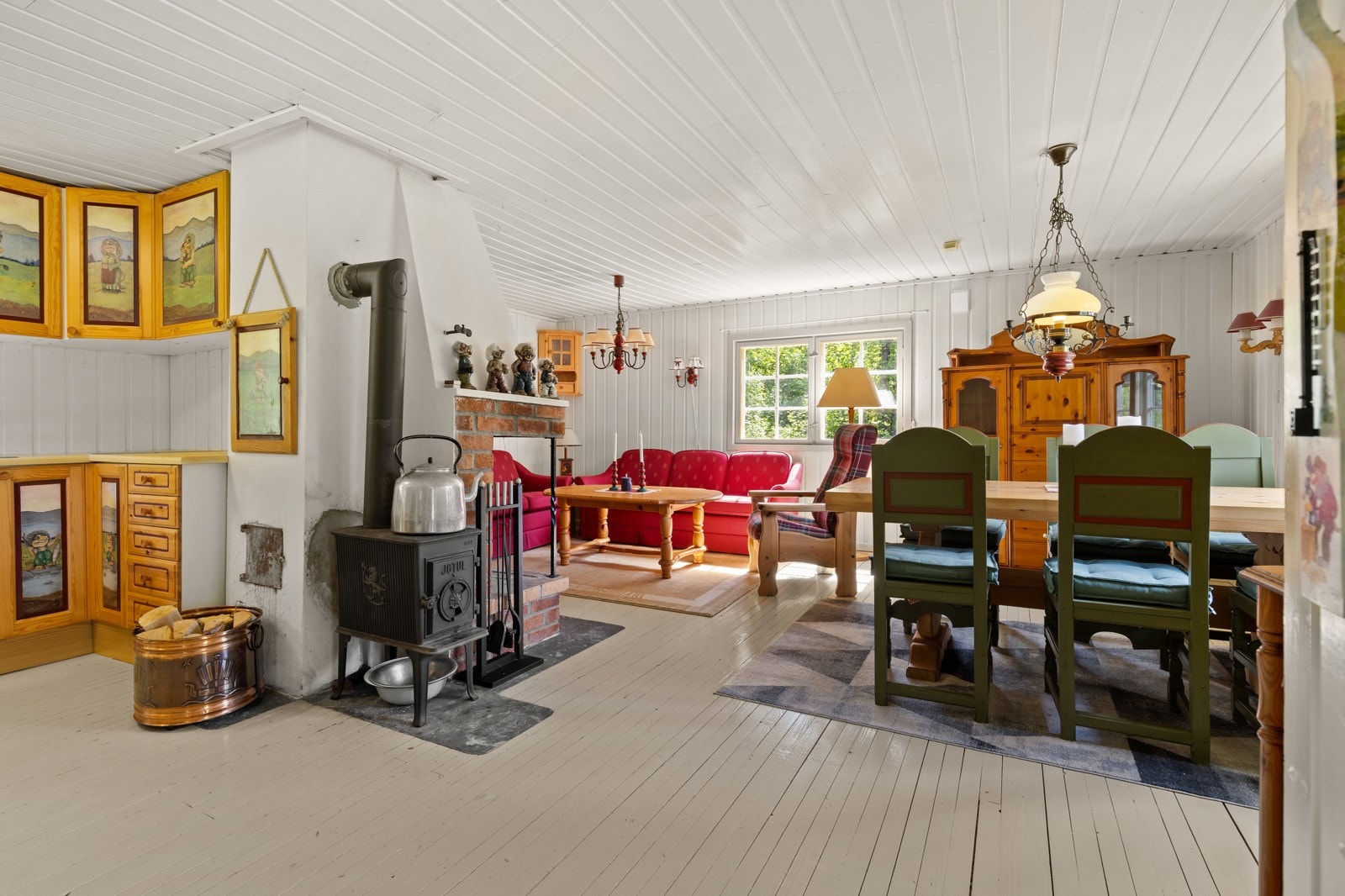 Stuen er det største rommet i hytta, med god plass til både sofa og spisebord Galleribilde