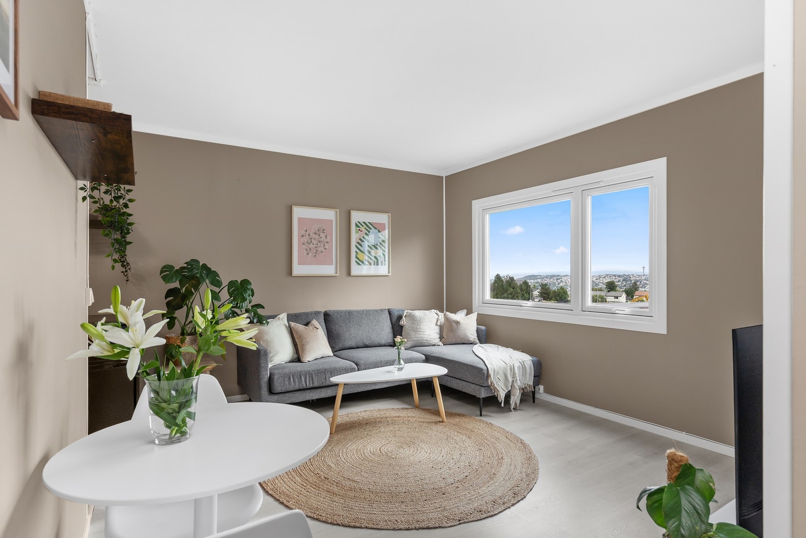 Leiligheten har en pen stue på 14,5 kvm. Galleribilde