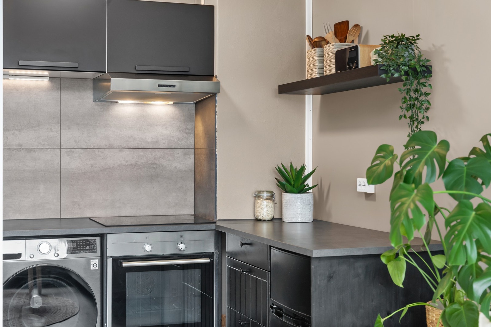 Kjøkkenet er innredet med profilerte fronter med integrert stekeovn og frittstående kjøle/fryseskap. Galleribilde