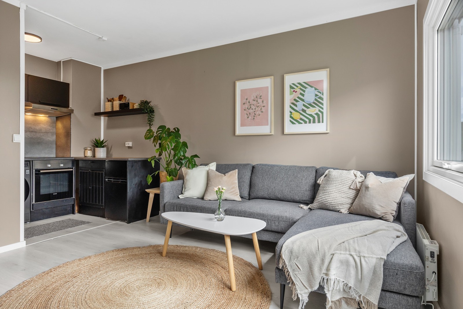 En fin og lys leilighet med gjennomgående fin standard. Galleribilde