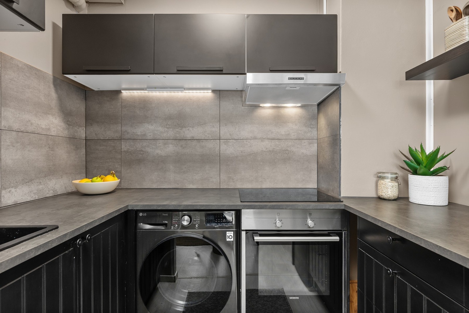 Det er benkeplate av laminat med nedfelt induksjonstopp, automatisk lekkasjestopper og opplegg for vaskemaskin. Galleribilde