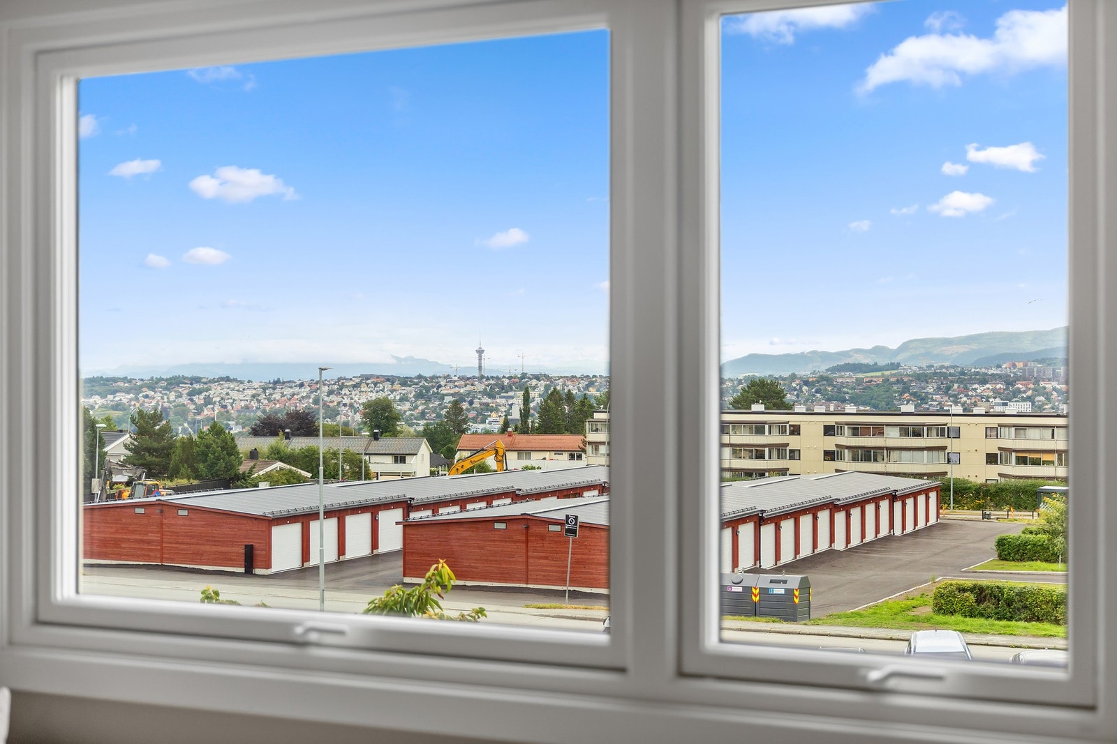 Store vindusflater på stuen som gir godt med naturlig lysinnslipp. Galleribilde