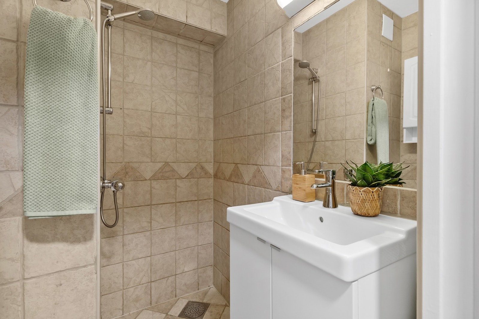 Pent flislagt bad på 2 kvm. Galleribilde