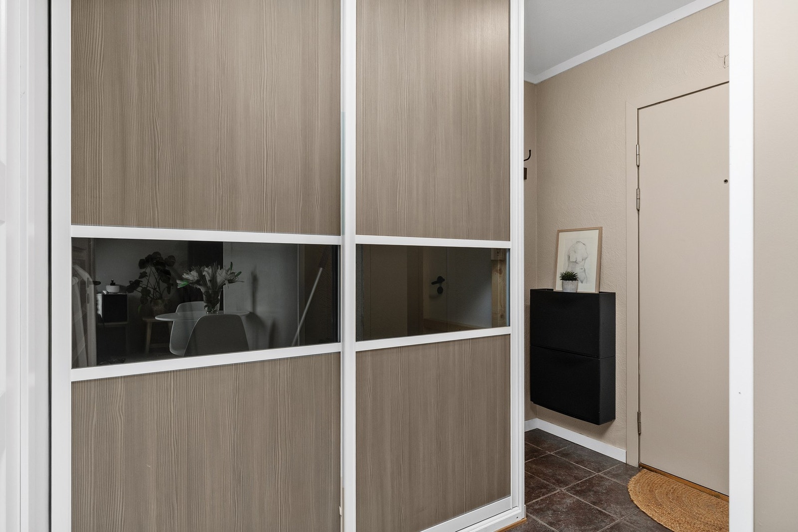 Lys og fin entré med oppbevaring i skyvedørsgarderobe. Galleribilde