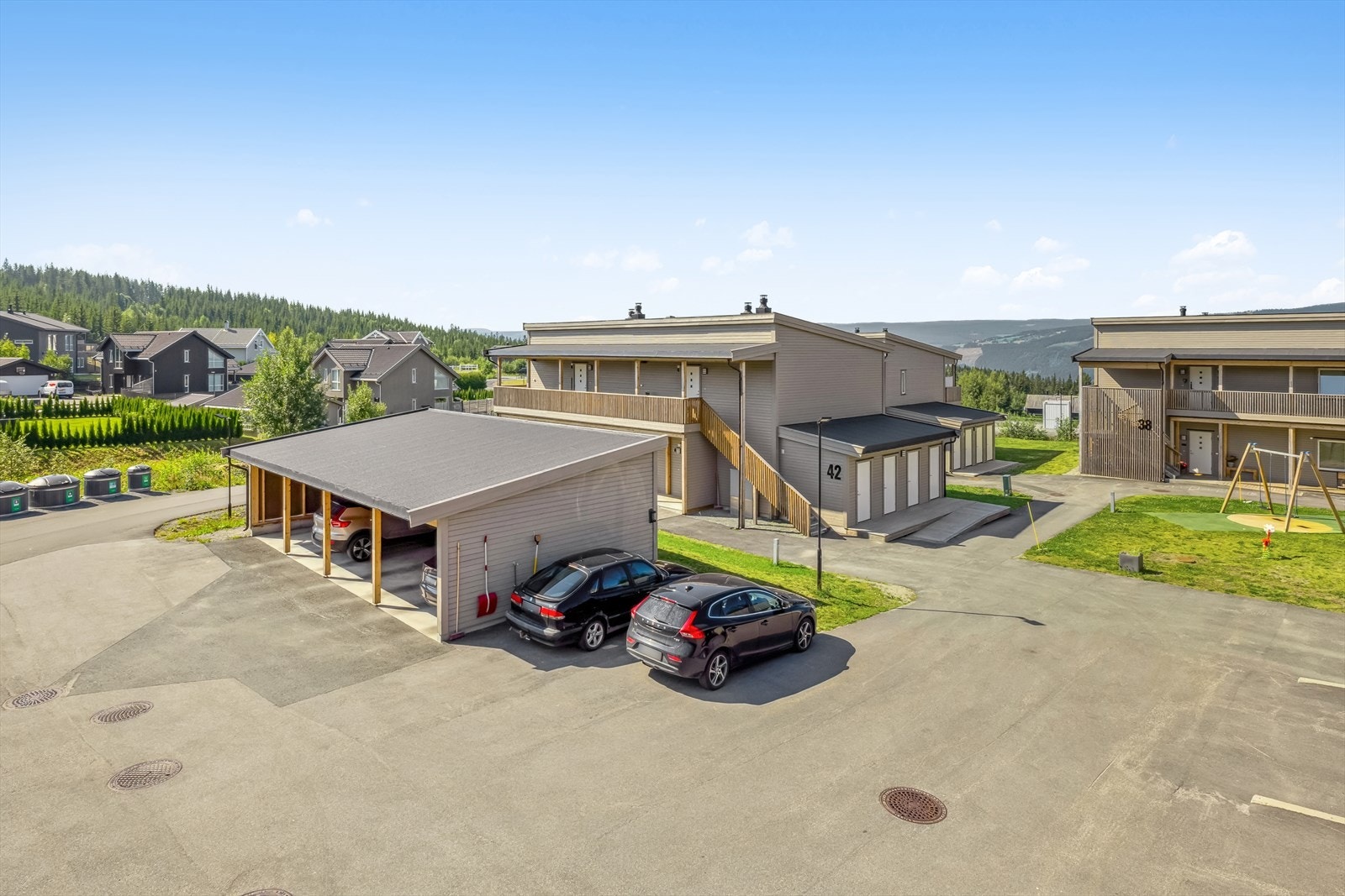 Leiligheten disponerer en utvendig sportsbod samt en parkeringsplass i felles carportrekke. Galleribilde