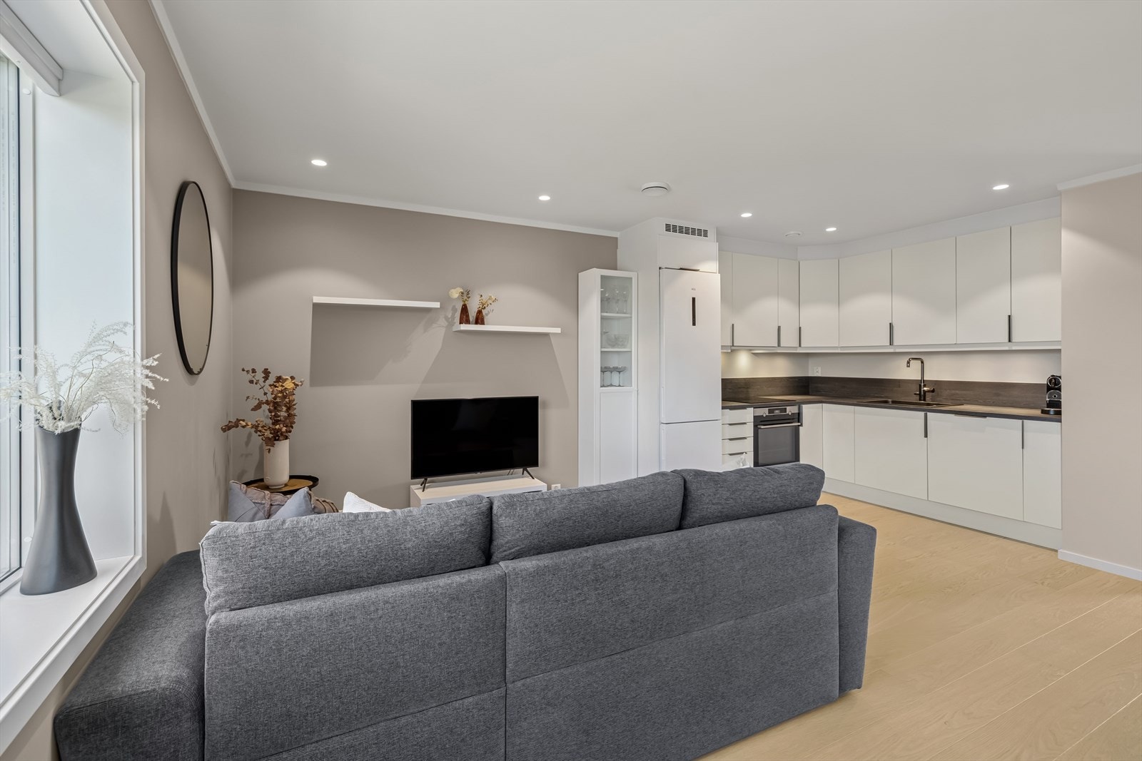 Kjøkkenet ligger i åpen løsning til stuen. Galleribilde