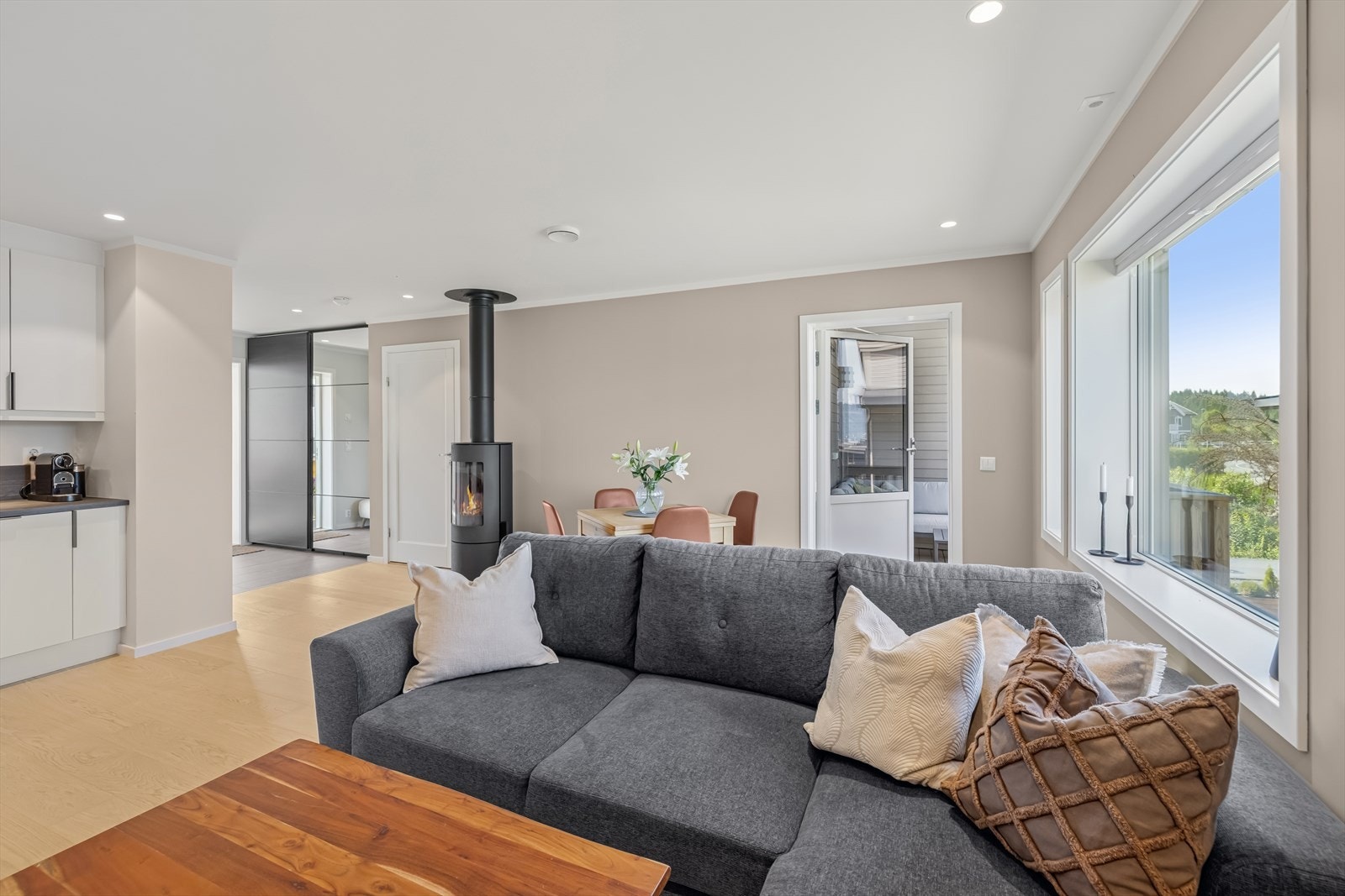 Store vindusflater slipper inn rikelig med naturlig lys. Galleribilde