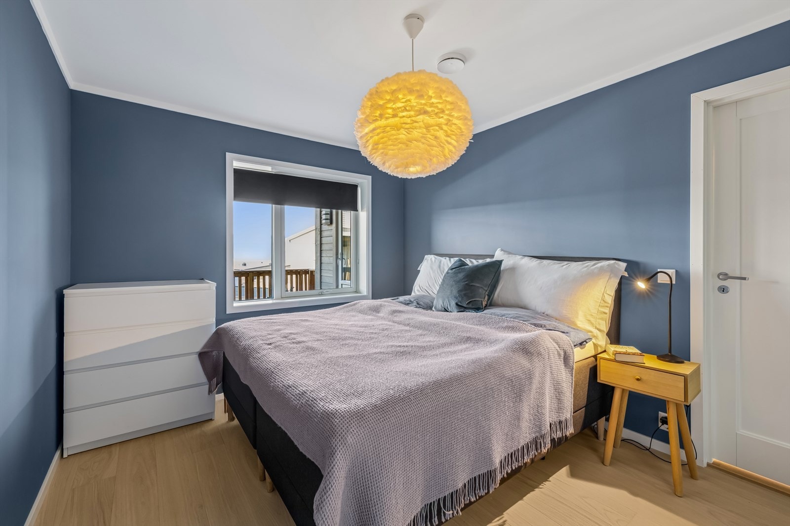 Romslig soverom med god plass til seng og annet ønsket innventar. Galleribilde