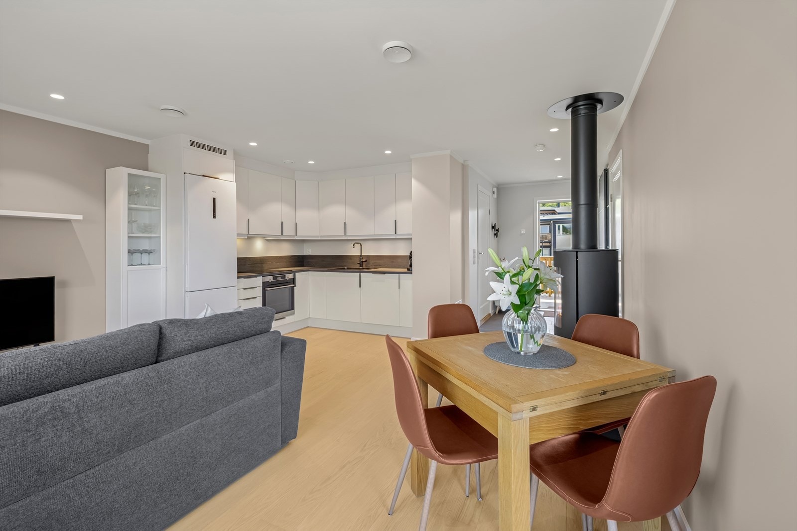 Det er parkett på gulv, slettmalte vegger og downlights i taket. Galleribilde