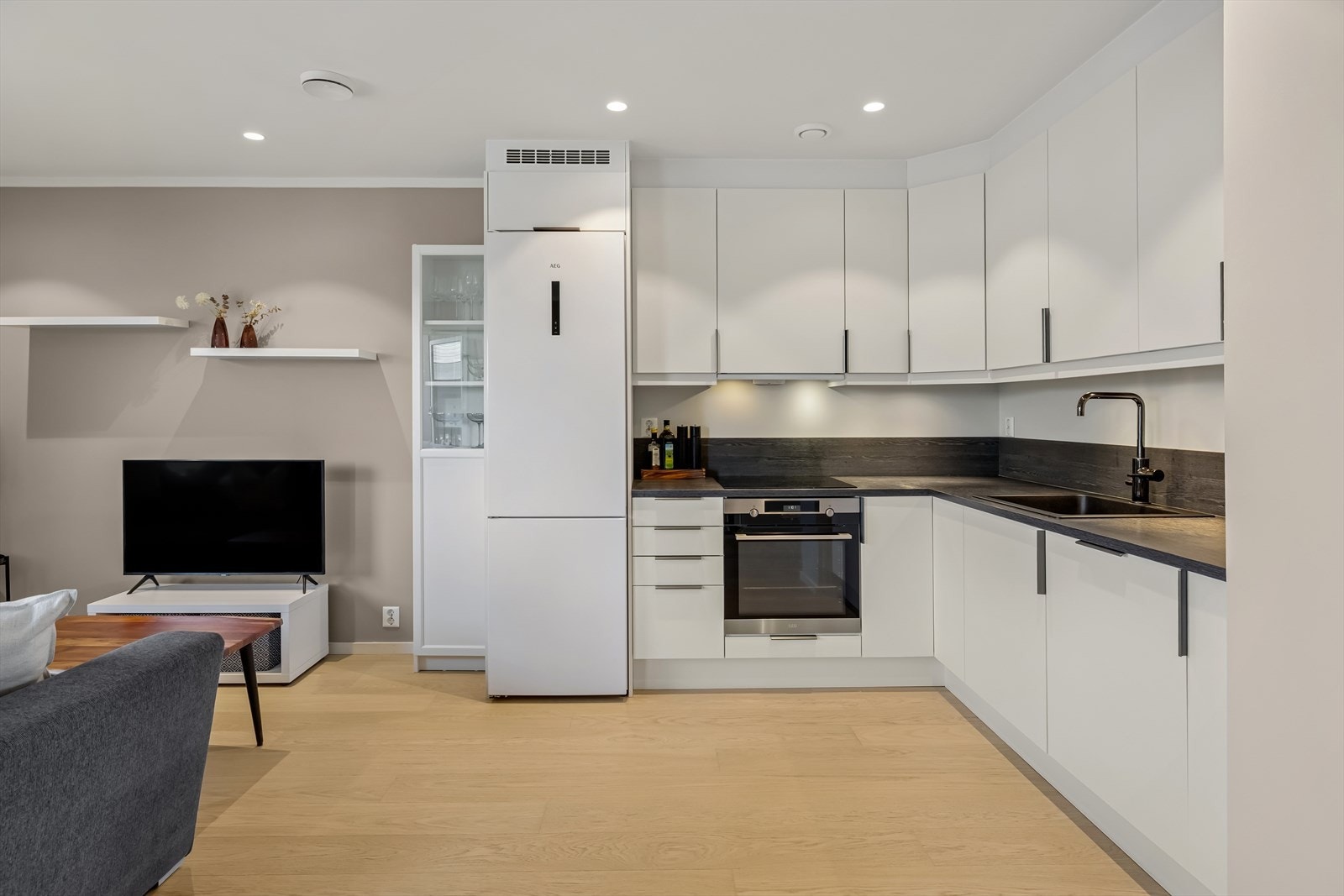 Kjøkkenet har godt med skap og benkeplass. Galleribilde