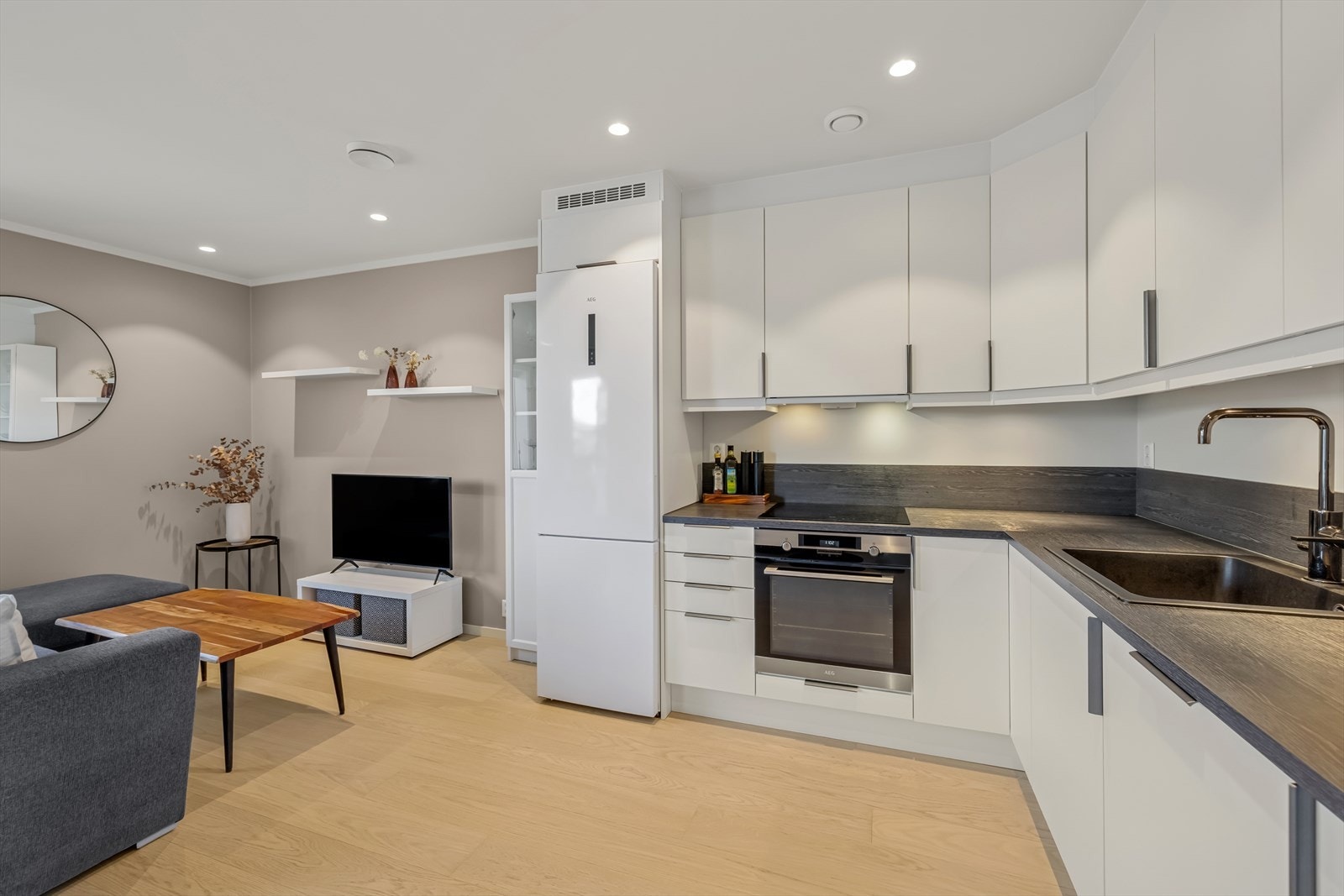 Integrert oppvaskmaskin, platetopp, stekeovn samt plass til frittstående kjøleskap. Kjøkkenventilator med avtrekk ut. Det er montert vannstoppsystem og komfyrvakt. Galleribilde