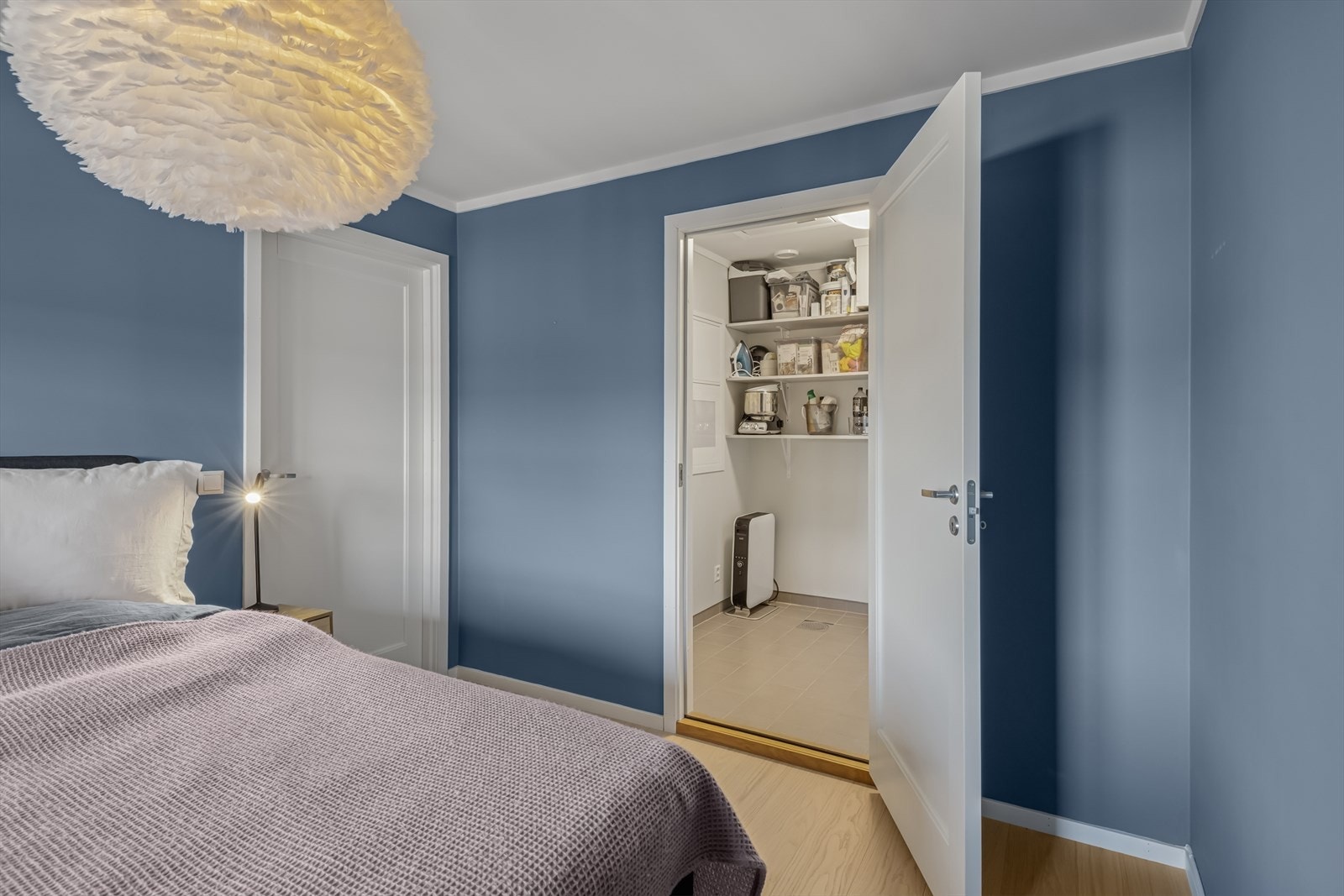 Rommet er malt i en behagelig farge som passer godt inn. Her er det også adkomst til en praktisk bod. Galleribilde