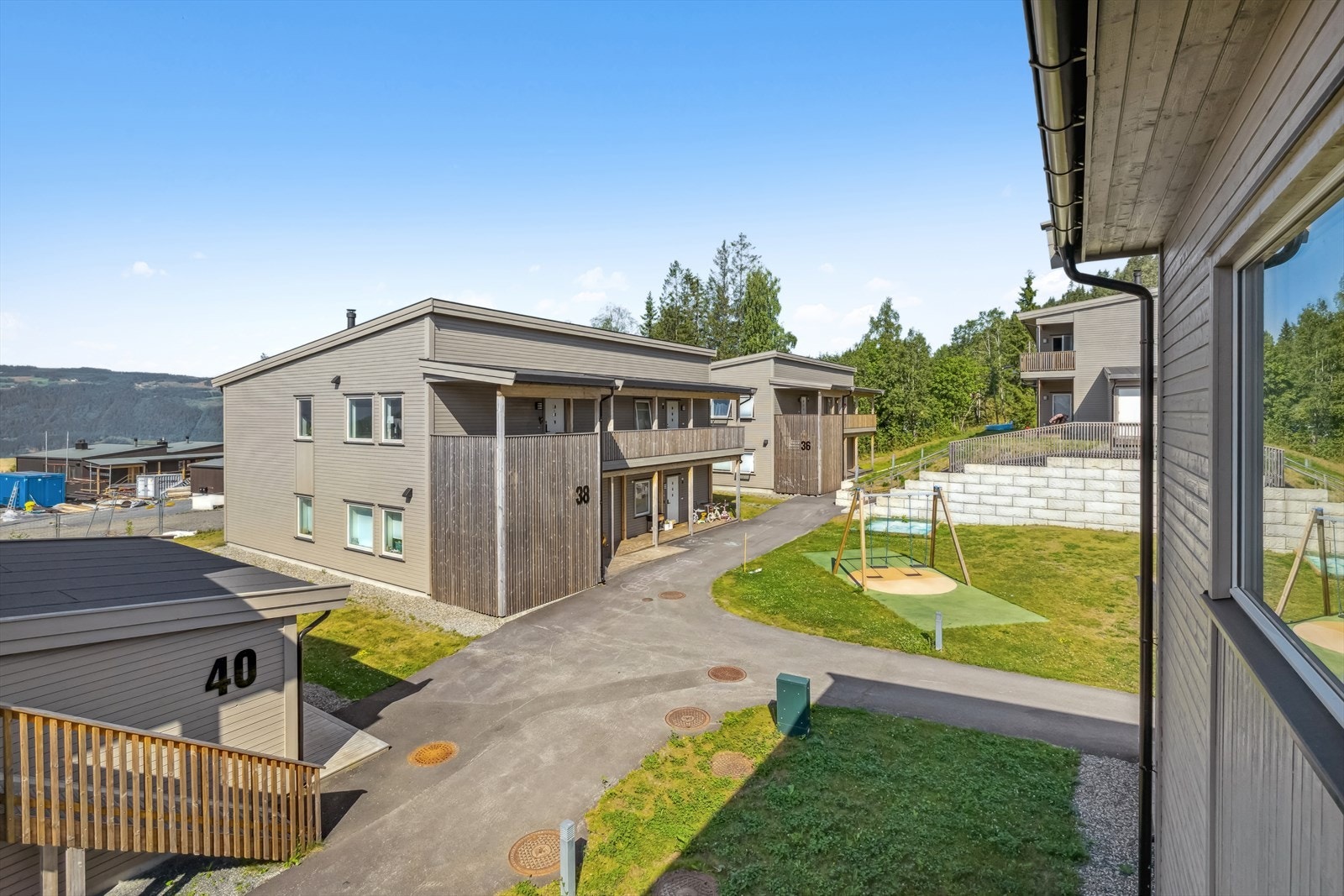 Det er nærhet til marka med flotte ski- og turmuligheter samt at det er kort vei til skoler, barnehager, kollektiv transport, lekeplasser og idrettsplasser. Galleribilde