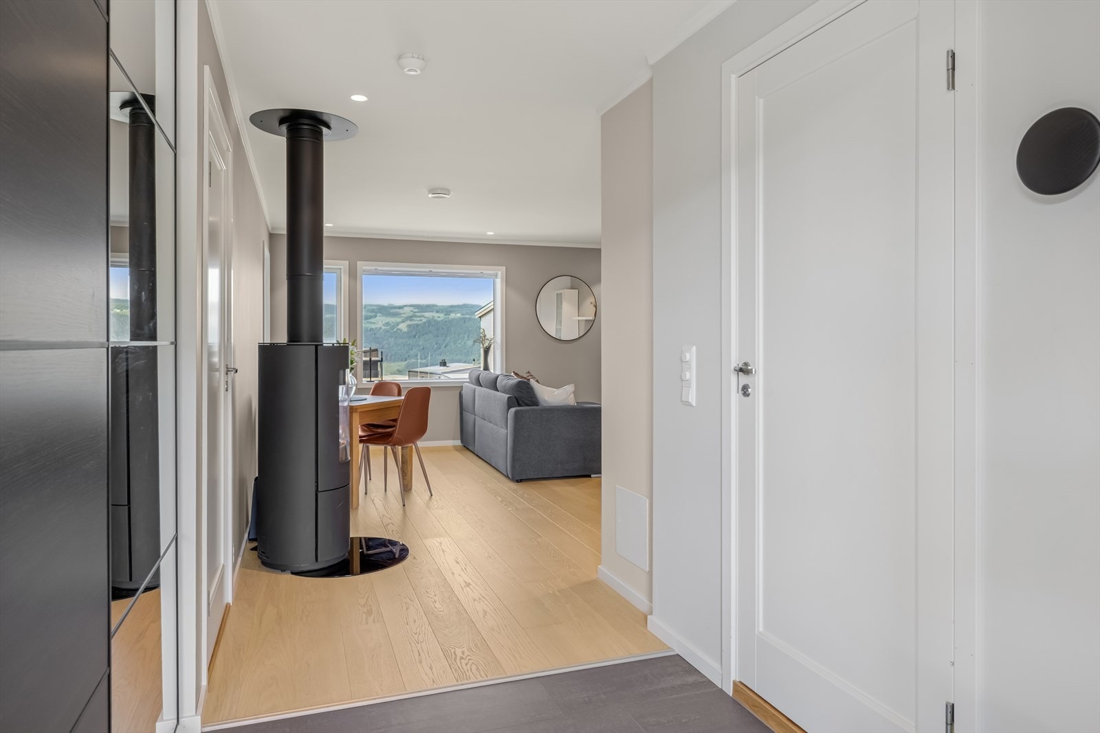 Det første som møter deg når du kommer inn er en entré/gang med plass til sko og yttertøy i en praktisk skyvedørsgarderobe. Det er også gulvvarme i entré/gang. Galleribilde