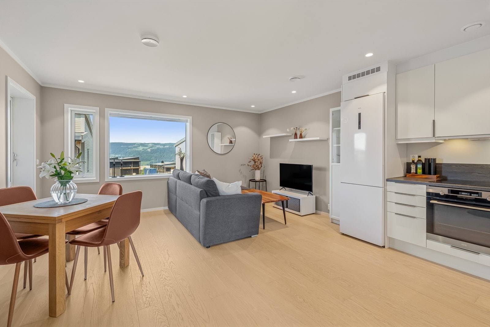 Innbydende stue med plass til sofa og spisebord. Galleribilde